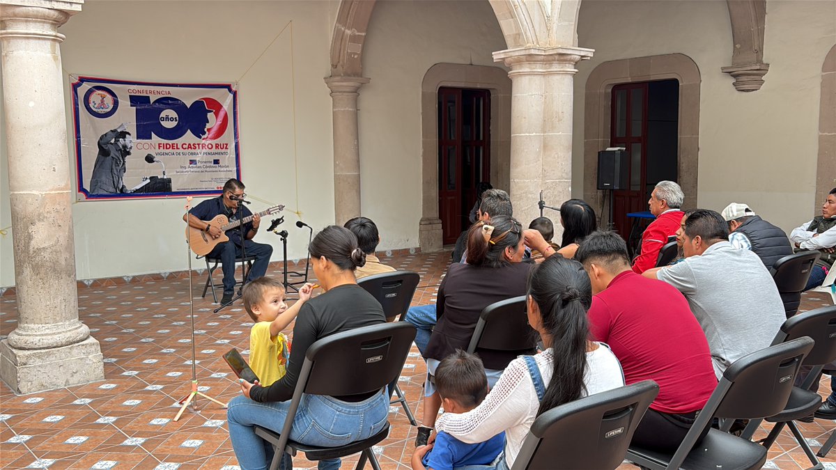 MAntorchaDgo's tweet photo. #Entérate | En el marco de la "Semana de Fidel" y como parte de las actividades por el Centenario del natalicio del Comandante Fidel Castro Ruz, el Movimiento Antorchista en Durango llevó a cabo un emotivo Recital Poético-Musical.

El evento reunió a los antorchistas en una jornada cultural que combinó la poesía alusiva a la Revolución Cubana con la música tradicional de la isla, gracias a la participación del trovador y profesor Roberto Márquez. Las notas de sus canciones y los versos declamados crearon un ambiente de reflexión y admiración por la figura del líder histórico.

La jornada culminó con un contundente mensaje de unidad y compromiso social, a cargo del dirigente estatal del Movimiento Antorchista, Pedro Martínez Coronilla, quien destacó la vigencia del pensamiento de Fidel y la importancia de mantener viva la lucha por las causas justas.