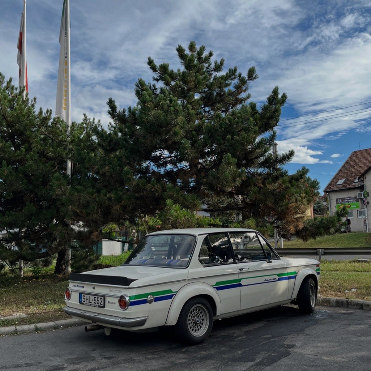 DeadCarWalking's tweet photo. This Alpina 2002 tii outlook is just insane!
BMW 2002 (1972) spotted in Budapest.
#BMW #BMW2002 #Alpina https://t.co/PnKEaxUu2w