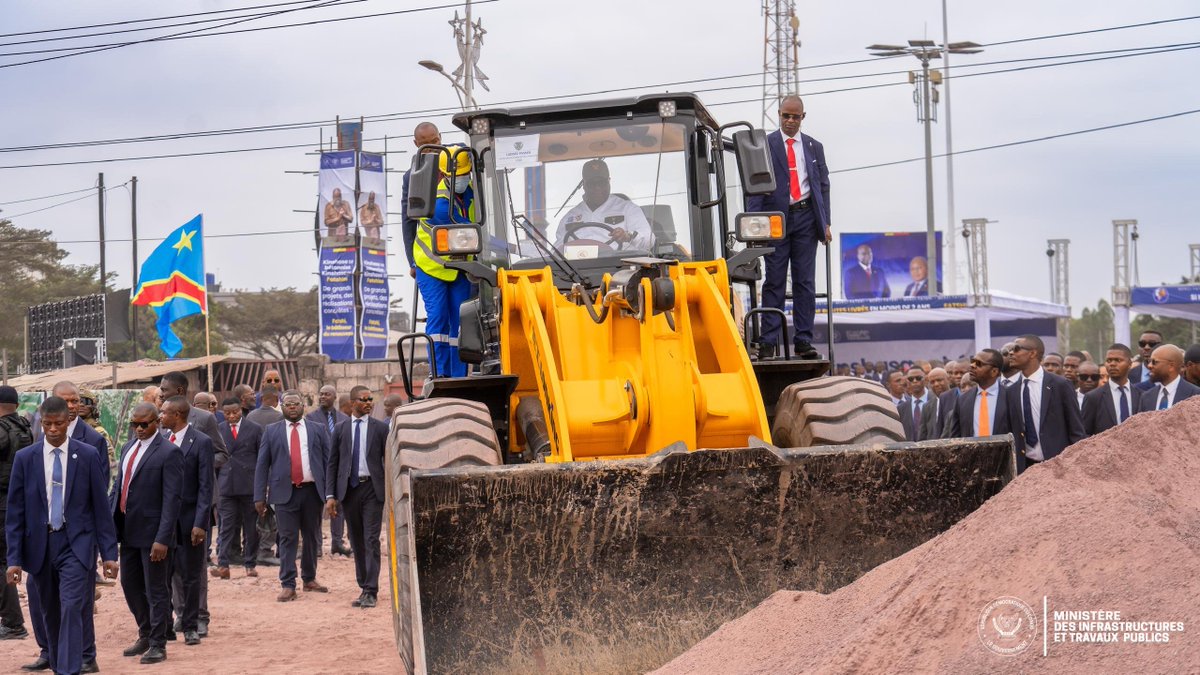 mulundakabuya1's tweet photo. #Modernisation de la voirie de Kinshasa : le Chef de l'État lance les travaux du Boulevard Étienne Tshisekedi,le Ministère des ITP salue la concrétisation du "Peuple d'abord "
KINSHASA — Un nouveau jalon vient d'être franchi dans la transformation urbanistique de la capitale congolaise.
Le Président de la République, Félix-Antoine Tshisekedi , a donné ce lundi le coup d'envoi officiel des travaux de construction et de modernisation du boulevard Docteur Étienne Tshisekedi wa Mulumba sur le Boulevard Triomphal.
Porté par l'Hôtel de Ville de Kinshasa avec le financement du trésor public sous l'impulsion du chef de l'Etat Félix-Antoine Tshisekedi ,ce projet d'envergure consiste à prolonger le Boulevard Triomphal, de son intersection avec l'avenue libération (Ex 24 Novembre ) jusqu'au rond-point Bakayawu dans la commune de Bandalungwa.
*Un hommage mérité au sphinx de Limete*
L'attribution du nom du Docteur Étienne Tshisekedi wa Mulumba à cette grande artère revêt une portée symbolique et historique majeure. Homme d'État d'exception, figure de proue de la lutte pour la démocratie et ancien Premier ministre, il a marqué l'histoire administrative et politique de la République Démocratique du Congo dès les années 1960 et 1970 — occupant tour à tour les fonctions de recteur de l'École Nationale de Droit et d'Administration, Commissaire aux comptes à la Banque Nationale du Congo, Député National, ainsi que Ministre de l'Intérieur, de la Justice et Ministre d'État au Plan.
Une infrastructure moderne confiée au géant CR20
Sur le plan technique, l'ouvrage est dimensionné pour désengorger la circulation kinoise et offrir un confort d'usager optimal :
Artère principale : Longue de 2 020 mètres et large de 28 mètres, elle comprendra 8 voies de circulation (4 voies dans chaque sens).
Voie secondaire : Une bretelle de 750 mètres à 2 voies (1 voie dans chaque sens) desservira plusieurs axes stratégiques, notamment Koto, Ngongo Lutete, Ngiri-Ngiri, Kasa-Vubu et le Village Rombeau.
L'exécution des travaux a été confiée à l'entreprise China Railway 20th Bureau Group Corporation Limited (CR20), filiale du géant public mondial China Railway Construction Corporation (CRCC), réputée pour ses réalisations d'infrastructures ferroviaires et routières à travers le continent africain.
Le Directeur de cabinet adjoint du Ministre des ITP Me Papy Labila Nkalim qui a représenté, son ministre John Banza Lunda à cette cérémonie de lancement salue une vision concrète et matérialisée.
le Ministre des Infrastructures et Travaux Publics, John Banza Lunda, était représenté par son Directeur de cabinet adjoint, Maitre Papy Labila Nkalim.
Dans sa prise de parole devant la presse, le représentant du Ministre a exprimé un sentiment de vive satisfaction face à la concrétisation des promesses présidentielles.
" Le Président Étienne Tshisekedi a incarné un combat politique axé essentiellement sur le social, avec son slogan Le peuple d'abord.
Aujourd'hui, le Président de la République Félix Tshisekedi ne fait plus du Le peuple d'abord un simple slogan, c'est devenu une réalité pratique et concrète. On voit le pays se reconstruire partout ", a souligné Me Papy Labila Nkalim au nom du Ministre John Banza Lunda.
Le Ministère des ITP a rappelé que ce chantier s'inscrit dans un programme global de connectivité nationale : du raccordement routier Banana-Sakania aux nouvelles rocades de Kinshasa, en passant par les équipements sociaux (hôpitaux, stades, routes) qui émergent dans les provinces comme le Kwilu.
En conclusion, le Dircaba du ministre John Banza Lunda a lancé un appel vibrant à la population congolaise à soutenir l'action du Chef de l'État :
"Toutes les nations du monde qui s'inscrivent dans un processus irréversible de modernisation veillent à la stabilité de leurs institutions. Pour maintenir cet élan de développement, nous devons préserver la stabilité politique de notre pays".
CELLCOM MIN ITP