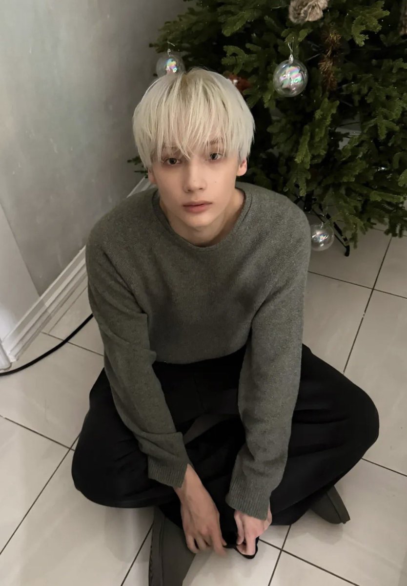 hrts4hyuka's tweet photo. him and this submissive ass pose omg https://t.co/IfZaj91dOD