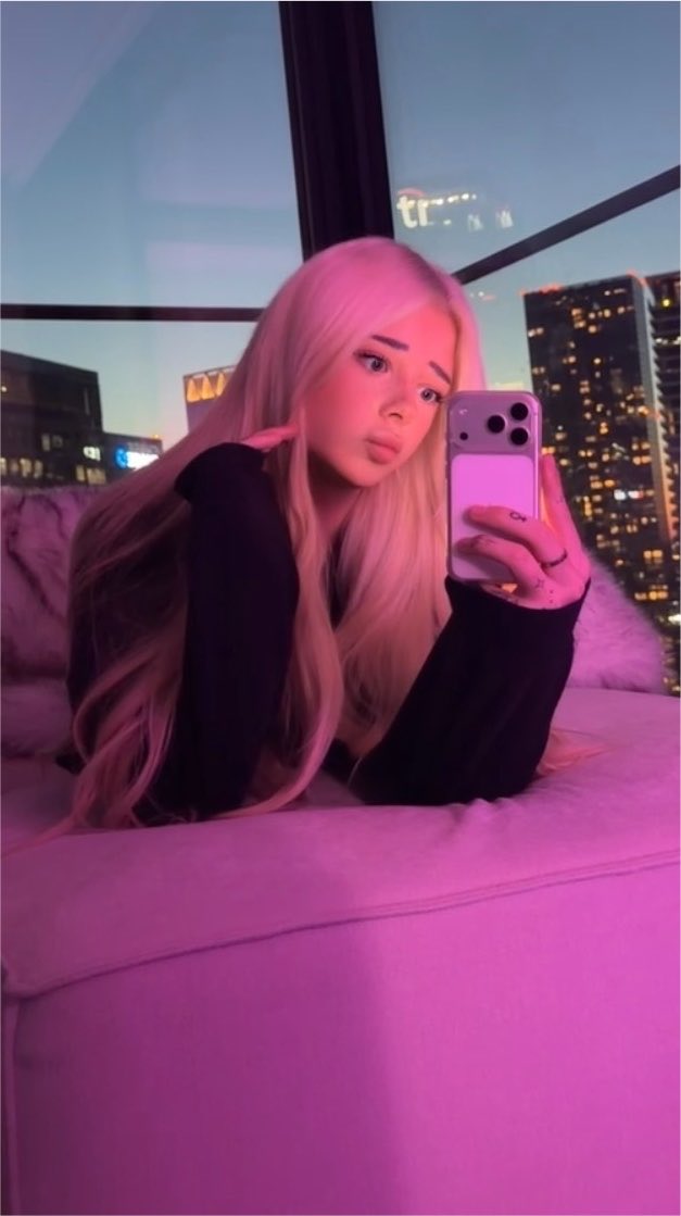 aubreytsxo's tweet photo. yes, i’m trans 🏳️‍⚧️ am i pretty? 😚 #trans https://t.co/kwvuTjN6G0