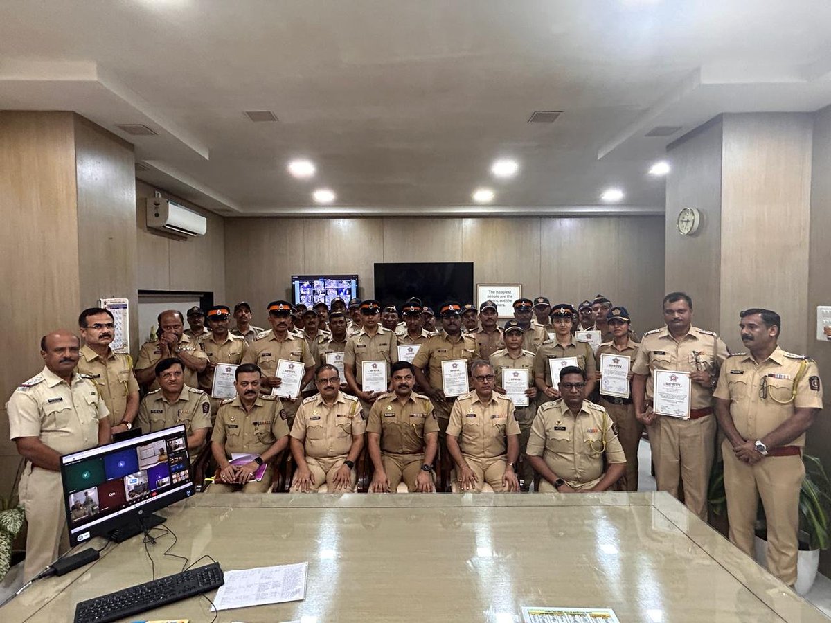 DcpNorthzone3's tweet photo. Felicitation Of Our Officers and Men  Who did Outstanding Work in July Month...!
Always there To Help Mumbaikars...!

#Mumbaipolice https://t.co/I7uA9hiCMK