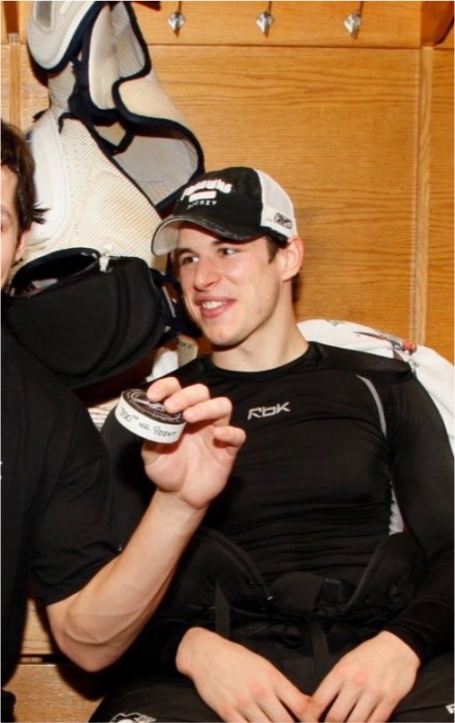 crosbycain87's tweet photo. Down bad looking at Geno like this for 20 years please get a grip Sidney https://t.co/ETX3EfjMp6