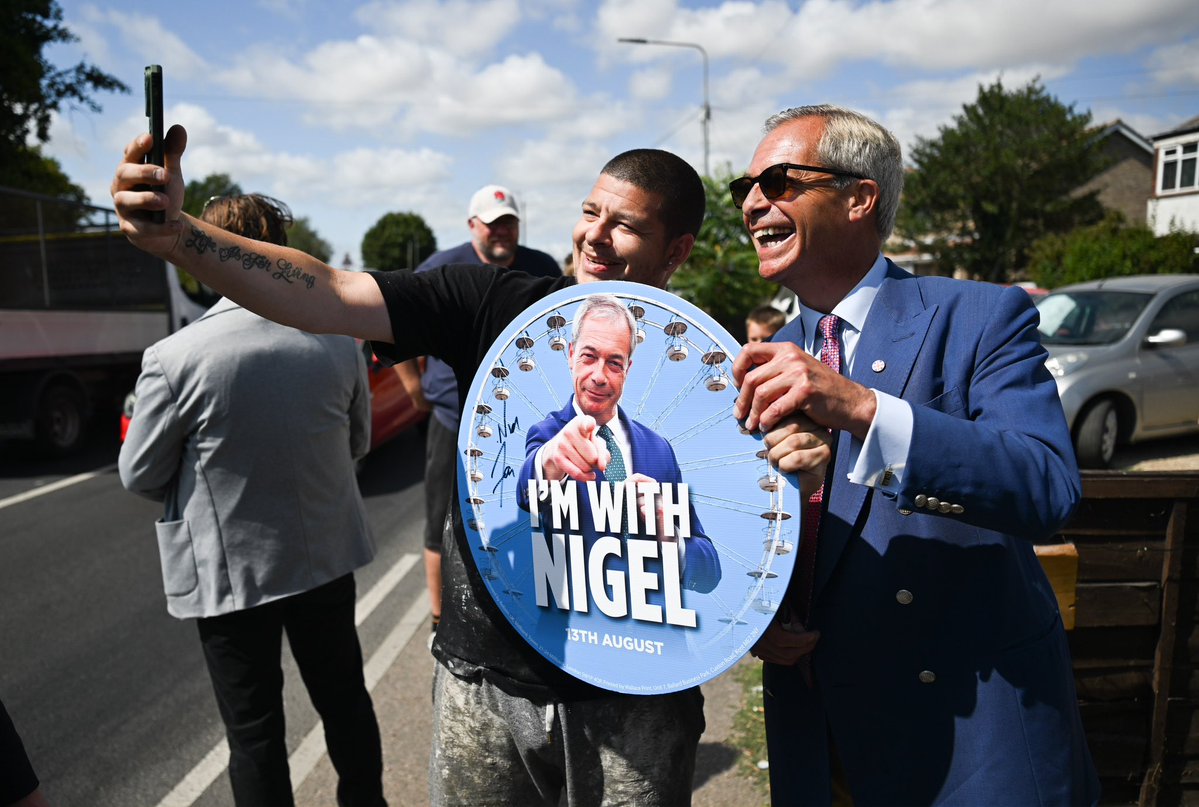 Nigel_Farage's tweet photo. Clacton stands ready to send them a message. 👊 https://t.co/ZiapMsXRt3