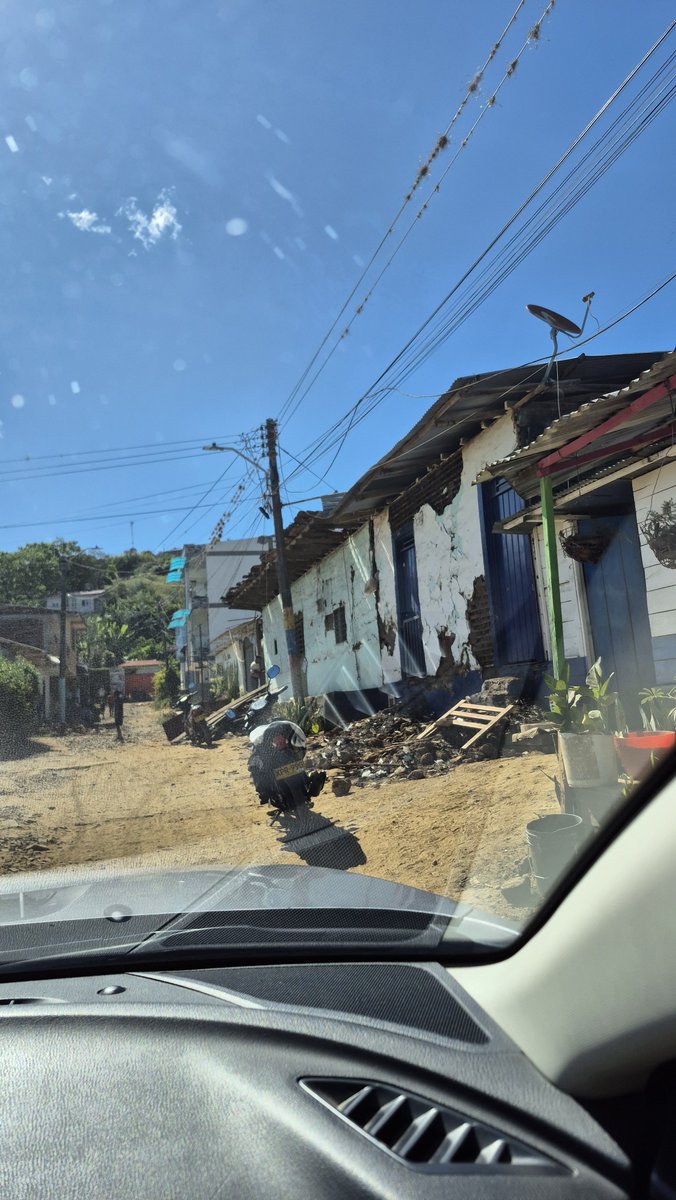 ManuelToroJ's tweet photo. @rolandoantr @jsanchezcristo @stevenarce @eldoctorpelaez Si sr! Ya estuvimos ayudando por allá .

No hay señal para celular en Trujillo, se deben mover a Riofrio en su mayoría para tener señal https://t.co/VgW4oOhMH8