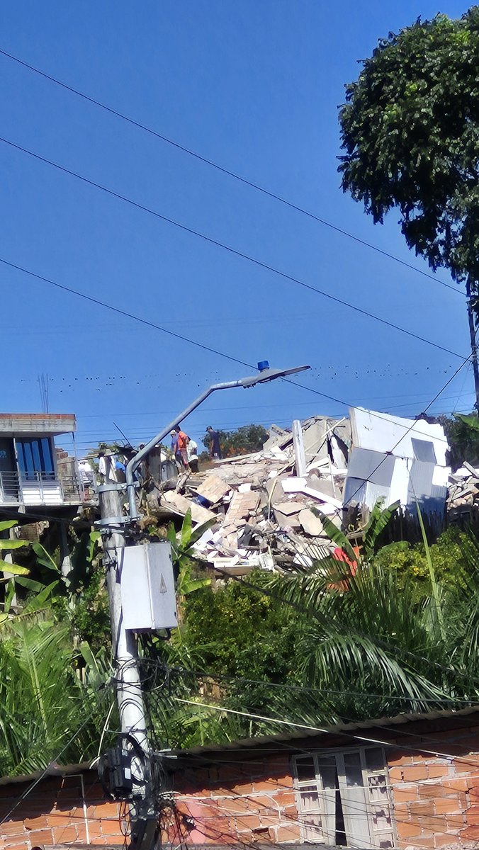 ManuelToroJ's tweet photo. @rolandoantr @jsanchezcristo @stevenarce @eldoctorpelaez Si sr! Ya estuvimos ayudando por allá .

No hay señal para celular en Trujillo, se deben mover a Riofrio en su mayoría para tener señal https://t.co/VgW4oOhMH8