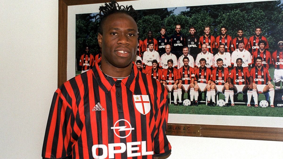 CalcioTurkey's tweet photo. Taribo West’ten adamcılık itirafı:

"Paolo Maldini ve Alessandro Costacurta'dan daha iyiydim fakat teknik direktörler her zaman onlara güvendi ve bunun sebebini gayet iyi biliyoruz. 

Maldini sakatlandığı zaman ilk 11'de ben başladım ve iyi oynadım, övgüler bile aldım fakat bazıları memnun değildi ve tekrar yedek kulübesine çekildim. 

Bana Maldini'nin ilk 11'deki yerini kimsenin alamayacağını söylediler. 

Bu konuyu Inter'de oynadığım dönemde Massimo Moratti ile konuştum. Kendisi bu olayları doğruladı ve bazı kulüplerde bu durumun normal olduğunu söyledi.

Beni mevzunun dışında bırakmak için çok fazla yalan söylediler, kalbimde sorun olduğunu bile söylediler fakat 4 maç üst üste oynasaydım, hepsinde sahadaki en iyi oyuncu olurdum. 

Buna rağmen Milan, sözleşmemi yenilemeyi reddetti."