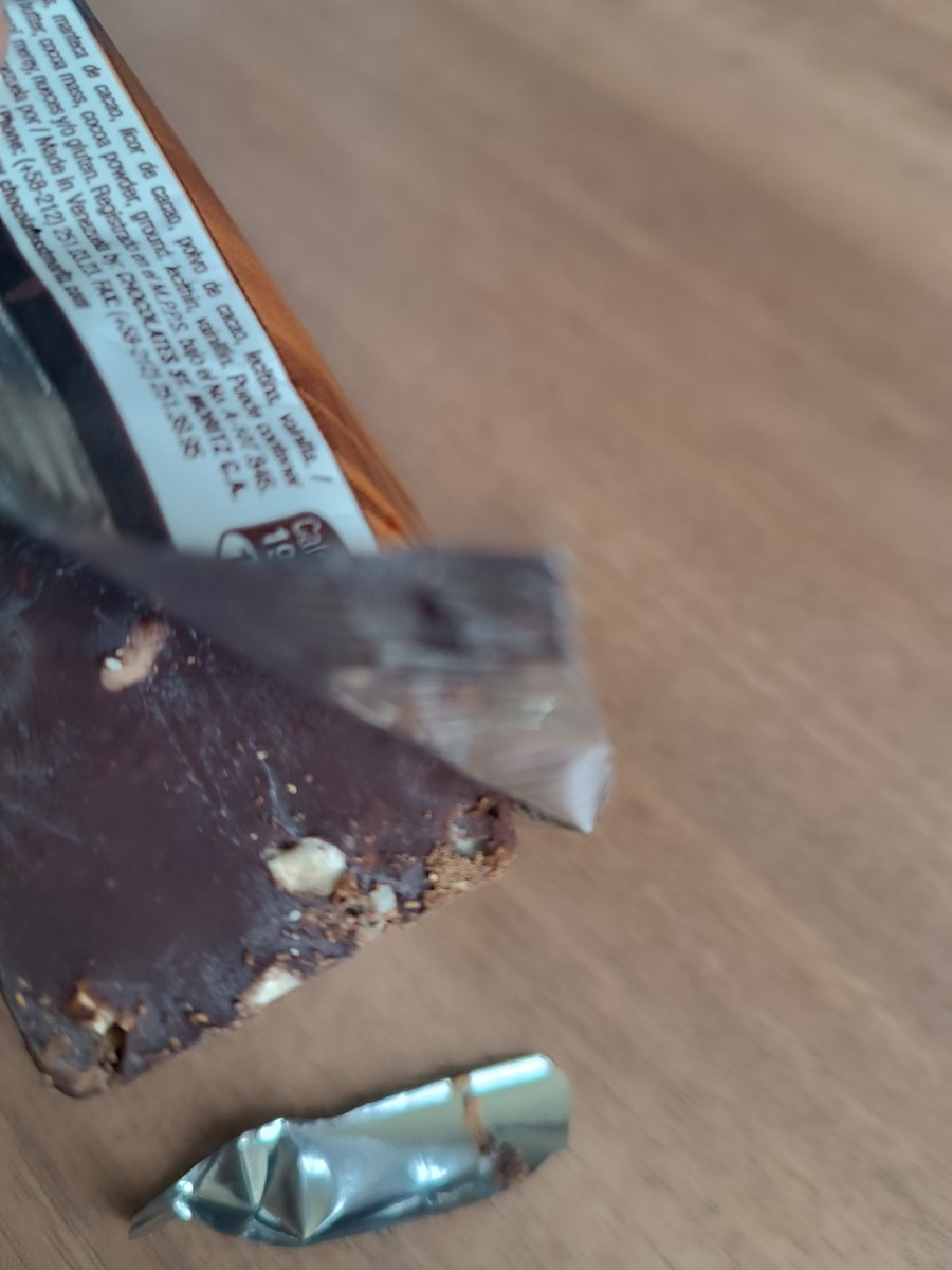 NicmerEvans's tweet photo. Momento desagradable del día: Soy fanático del chocolate Pasión Noir con Avellanas de ST.Moritz @stmoritzve y al comprar uno hoy y destaparlo me ha brincado literalmente un gusano vivo. 
Es todo un tema de sanidad, que lamento suceda. No tengo dudas que deben tomar medidas. Lamentablemente perdieron un cliente y ganaron una denuncia pública.