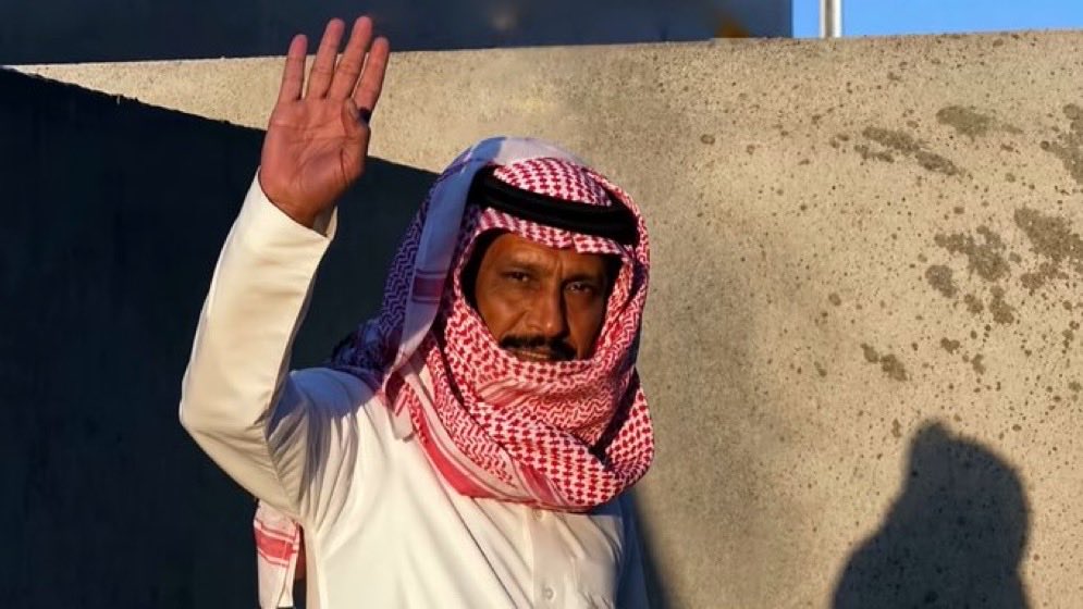 0ickk's tweet photo. جيتك مجي الكرام اللي تحب الكرام
 واخترت دربٍ توقف عندك نهايته 

أن كان جيتي مجيك فوق صدري وسام
وان كان رحتي فمان الله ورعايته

- ناصر الحمادين https://t.co/q95leXt7Q7