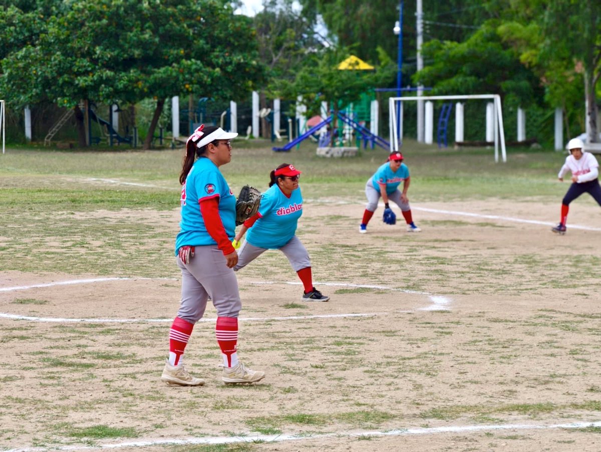 Territorioscore's tweet photo. Las Diablas de San Sebastián logran su pase a la final de la liga Donaji al vencer a Atletics de Ejutla en 2 juegos cardíacos https://t.co/VNt2g5wb41