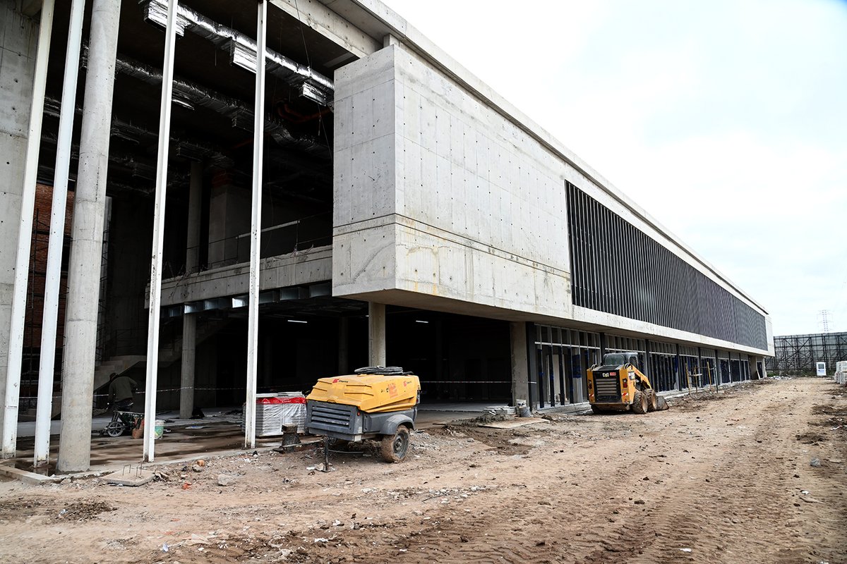 ZamoraJulio's tweet photo. Recorrimos los avances del Hospital Municipal de Alta Complejidad, una obra muy esperada por toda la comunidad. 🙌🏥
Visitamos las salas modelo de internación, el laboratorio y el área de imágenes, espacios que pronto serán parte de un hospital pensado para seguir fortaleciendo el sistema de salud y brindar más y mejores servicios a nuestros vecinos y vecinas de Tigre.