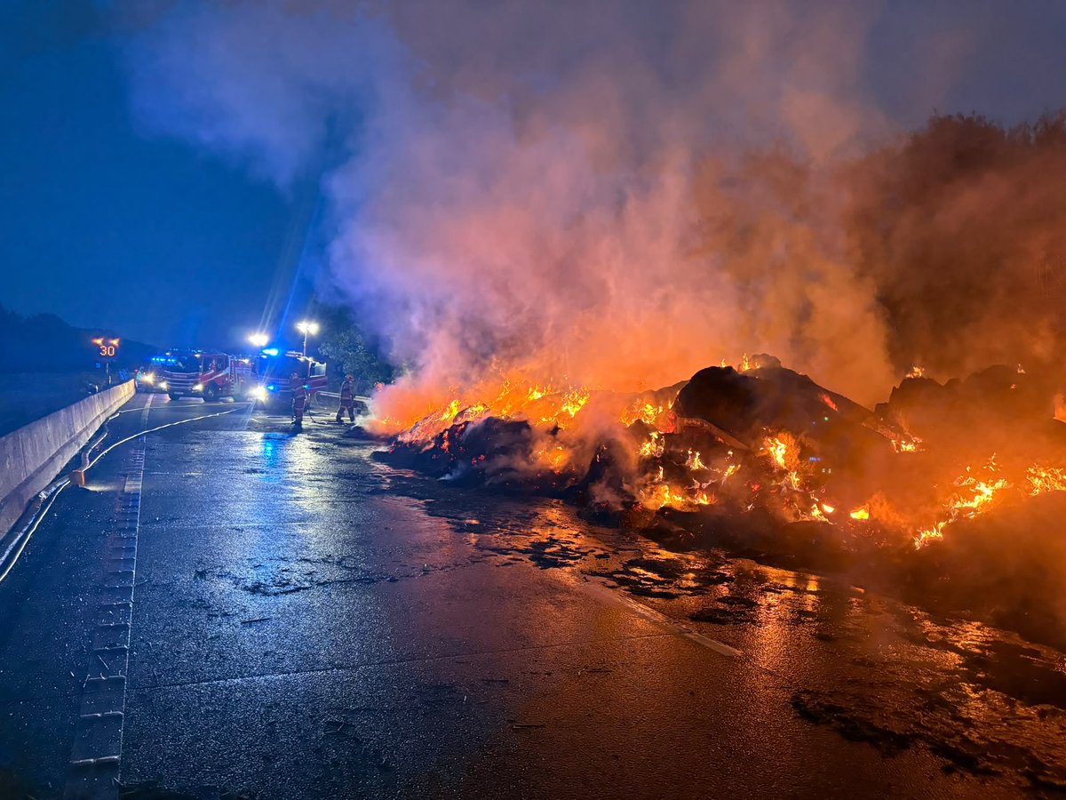 shropsfire's tweet photo. 🚨 M54 WESTBOUND – UPDATE

The M54 westbound remains closed between Junction 3 and Junction 4 while emergency services continue to deal with the incident.

The public are advised to stay away from the area and use an alternative route where possible.

Thank you for your patience https://t.co/4UnT6PIKPb