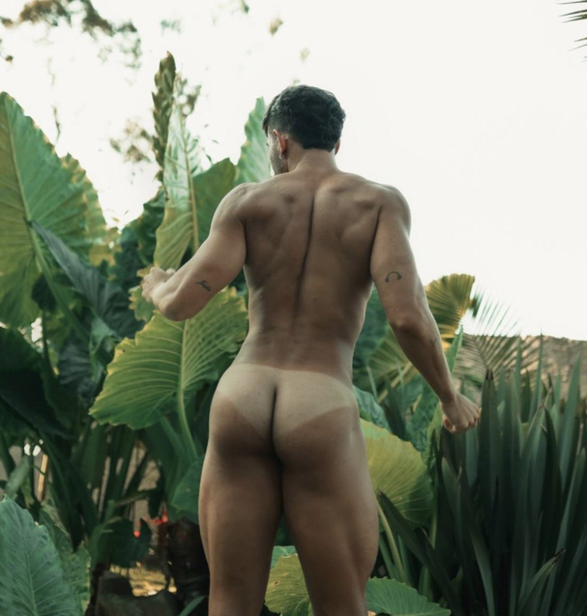 Goldbootyboy's tweet photo. O DJ da vez é esse maravilhoso esculpido e pintado a dedo do 
📸 @AdrianOliverP https://t.co/FAW3iFEUWX
