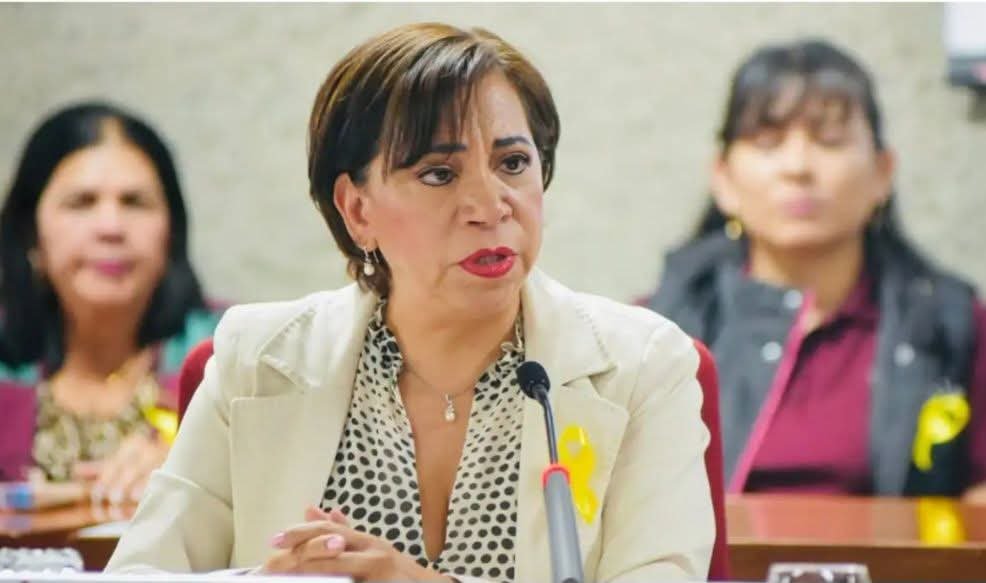 HalloweenSalem2's tweet photo. Una más de @PartidoMorenaMx

Acusan a Beatriz Rojas y funcionarios por venta de plazas en el DIF de CDMX,
en @FiscaliaCDMX se presentó una denuncia contra Beatriz Rojas y otros funcionarios del DIF que participan en un esquema de venta ilegal de plazas, los afectados aseguran haber entregado  entre 45 y 60 mil pesos.

José Manuel Valdéz González identificado por los afectados como la persona encargada en entregar documentación, programar citas y recibir el dinero,  Sergio Sanchez Muñoz  (director de administración de capital humano) y Julia Solorio Téllez (directora de desarrollo comunitario)  intervinieron en el cobro de recursos y en el procedimiento en el cual se hacía creer que su contratación estaba asegurada. 

Puras fichitas designadas directamente por @ClaraBrugadaM.
