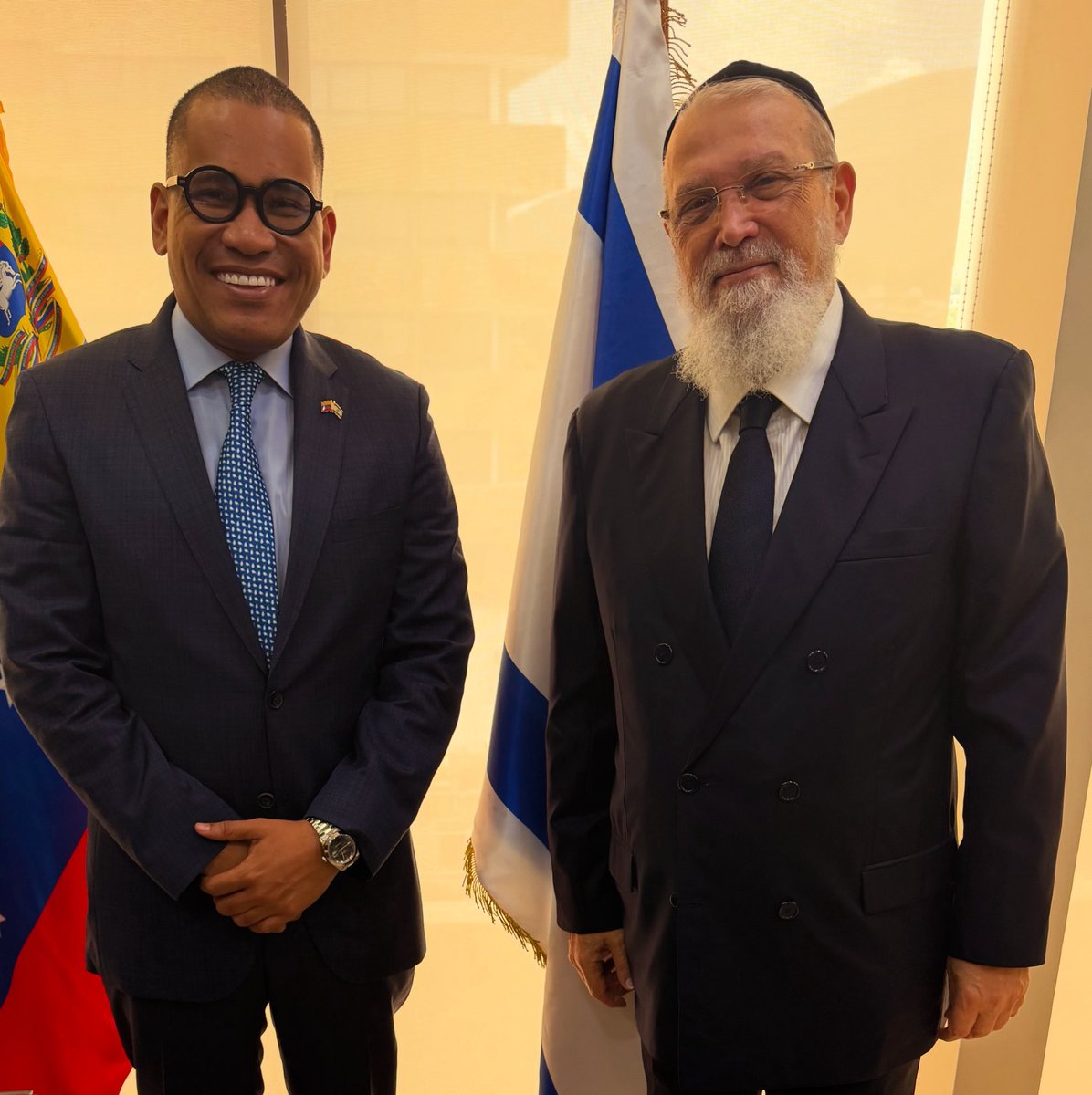 leocenisoficial's tweet photo. Hoy el gobierno de Israel (@IsraelinSpanish) ha dado el primer paso formal para establecer relaciones consulares con Venezuela. Y hay que darle todo el mérito de los esfuerzos tras bastidores a su eminencia el rabino Cohen, quien siempre ha trabajado para esto que hoy es una realidad. Dios bendiga a los judíos en nuestro país.