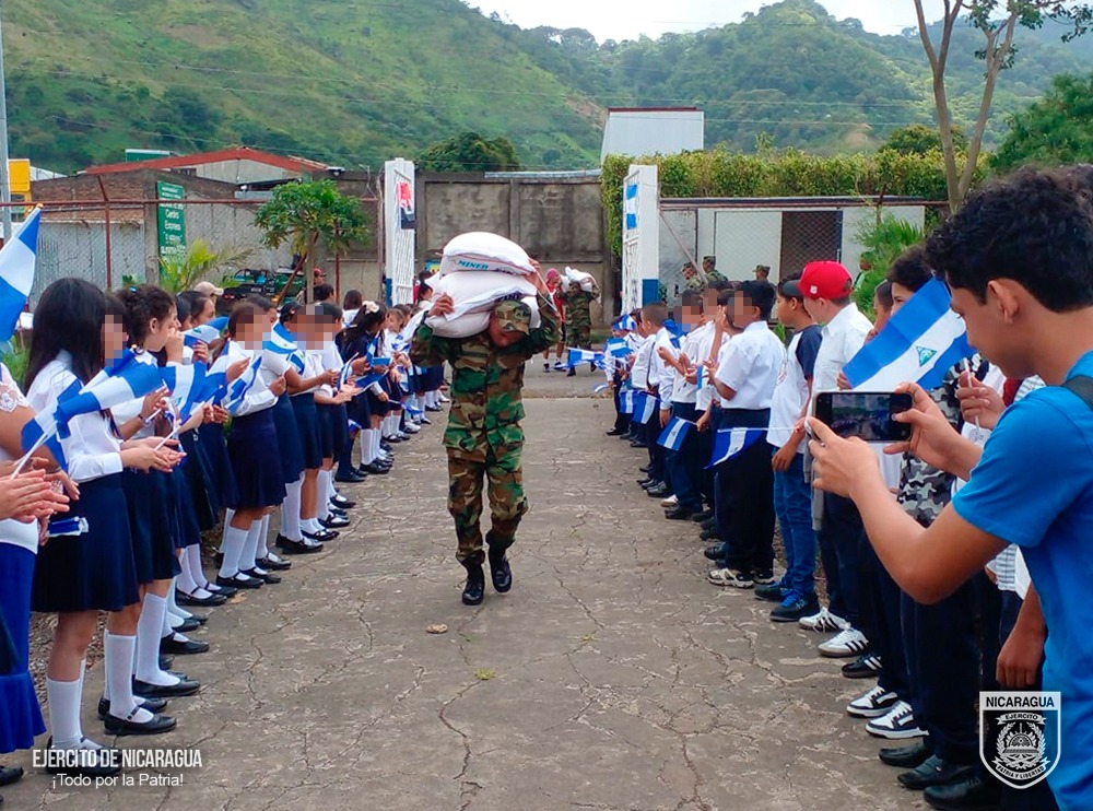 EjercitoNic's tweet photo. #NOTAINFORMATIVA | A través del #6ComandoMilitarRegional, en coordinación con el @minednicaragua, se participó en el descargue de 3,891.97 quintales de alimentos y 423.5 litros de aceite, en las bodegas del Colegio “Simón Bolívar” del municipio de Jinotega. #TodoPorLaPatria https://t.co/I5v454dWvU