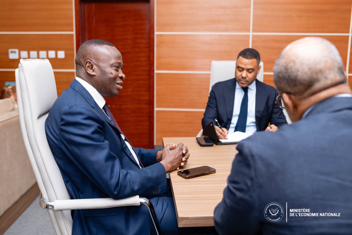 EconatRDC's tweet photo. Le VPM @DMukokoSamba a reçu M. Hervé François Otschudi Omanga, Représentant Pays de Trafigura en RDC.

Au cœur des échanges : investissements, infrastructures énergétiques et logistiques, capacités de stockage, transformation locale et mobilisation du secteur privé.

Une rencontre inscrite dans les priorités du Gouvernement : diversifier l’économie, renforcer la production locale et mobiliser davantage d’investissements privés en RDC.