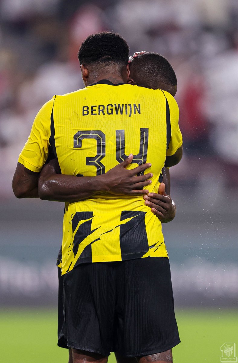 CURVAGOLD's tweet photo. الحمدلله مبروك الفوز جمهور الاتحاد شكراً لكل من حضر وساند الفريق شكراً للاعبينا وللجهازين الفني والإداري والقادم افضل بإذن الله 💛🖤

#StandWithIttihad https://t.co/tUYB3aVzbl