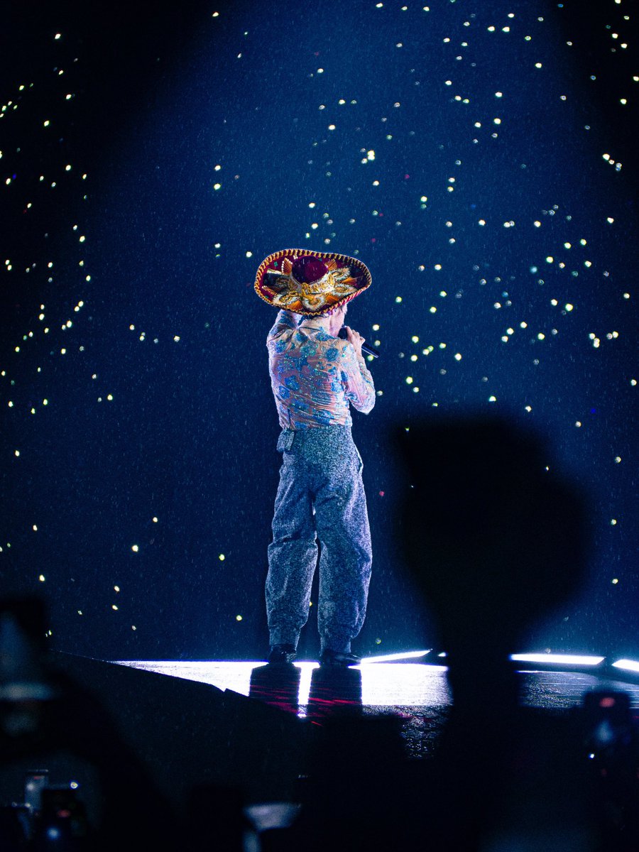 hsdtogethertour's tweet photo. Harry on stage at Estadio GNP Seguros in Mexico City, Mexico - 10 August 

📸 mateorojasj https://t.co/Lq8QNH0fof