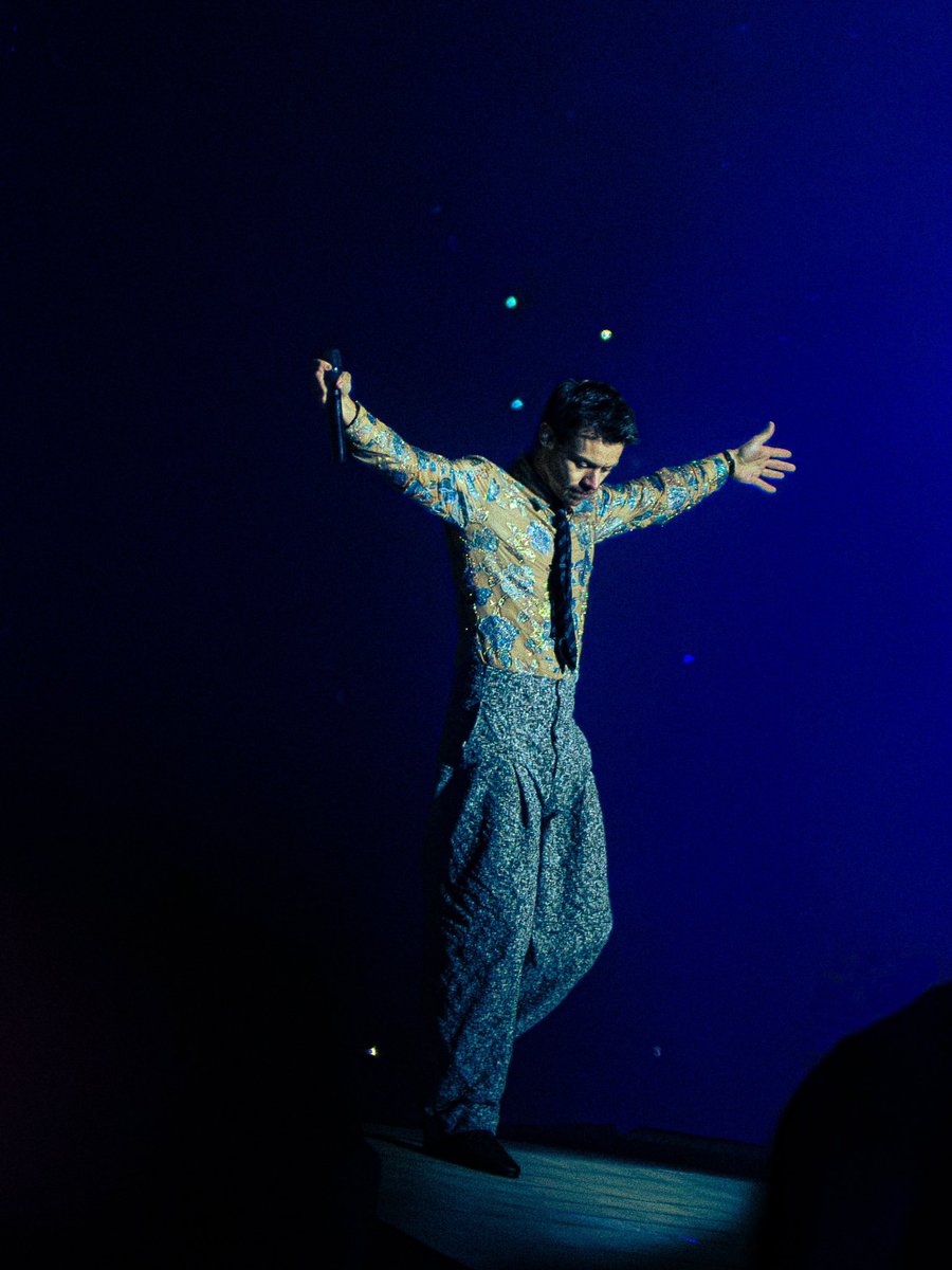 hsdtogethertour's tweet photo. Harry on stage at Estadio GNP Seguros in Mexico City, Mexico - 10 August 

📸 mateorojasj https://t.co/Lq8QNH0fof