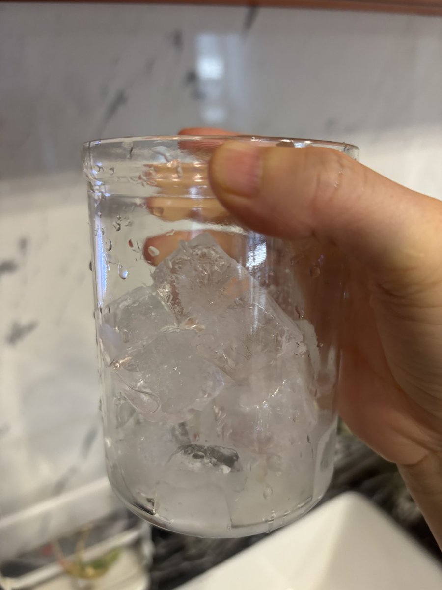 ExcellentCho's tweet photo. 今日は氷多めのチョコアメリカーノを自分で作ってみたんだけど、ちょっと味がイマイチだった💦
よく考えてみたら、ココアパウダーを入れすぎたのと、混ぜる時にお湯を使ったのが原因かも。
次はもっと美味しく作れるように頑張ろう！💪 https://t.co/O8AIDM1i0O