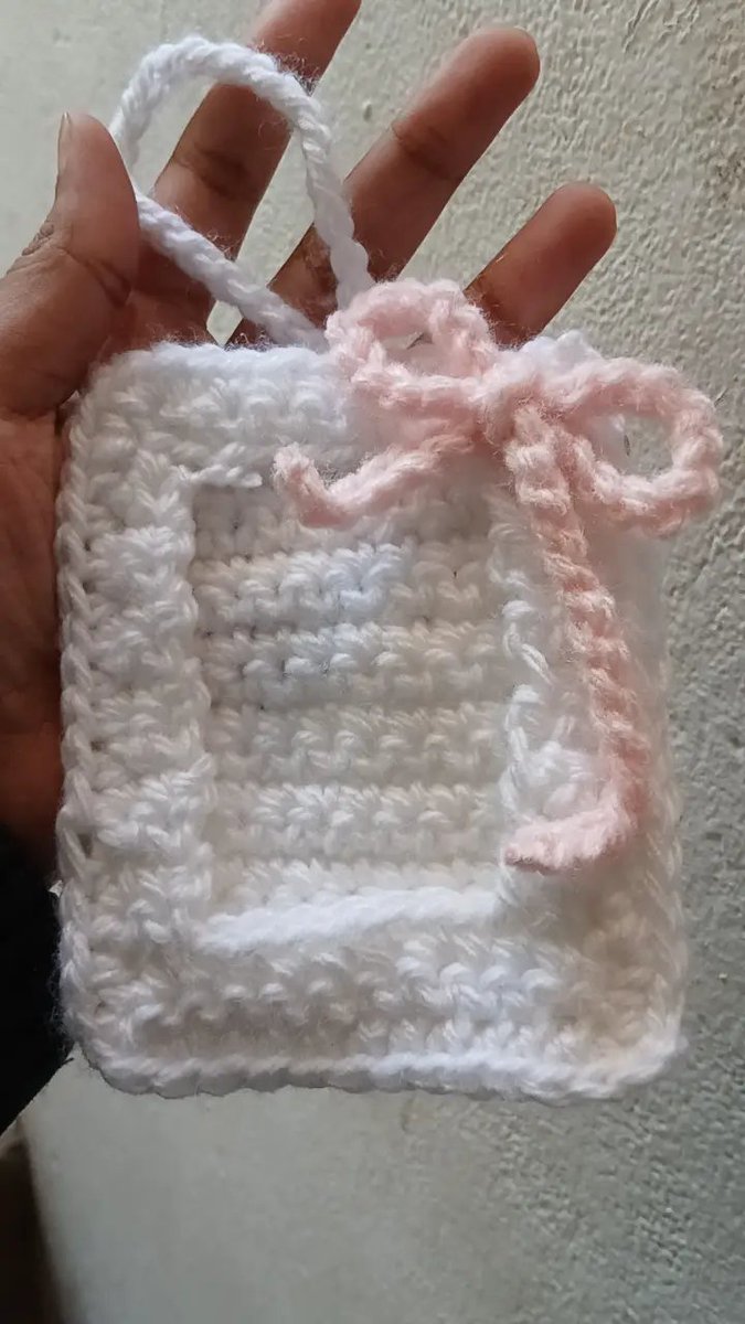 ARMYBANGTAN5671's tweet photo. Acabei de terminar esse holder de #croche, amei https://t.co/wn2cF6efkM