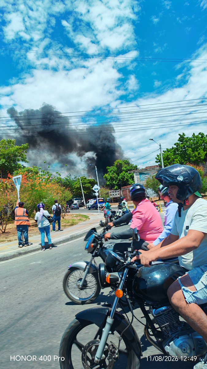 Pierre_VargasC's tweet photo. Parece que hay un #incendio en #Girardot, Cundinamarca cerca al cementerio central https://t.co/v3I9t1p4q1