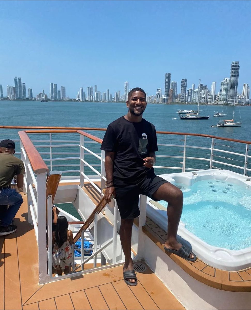 COSTEOARRE's tweet photo. Hola Cartagena 

🇨🇴 que te gusta más la vista oh, mi sonrisa ?? Dale mucho cariño a esta foto https://t.co/vEdgSCWlaJ