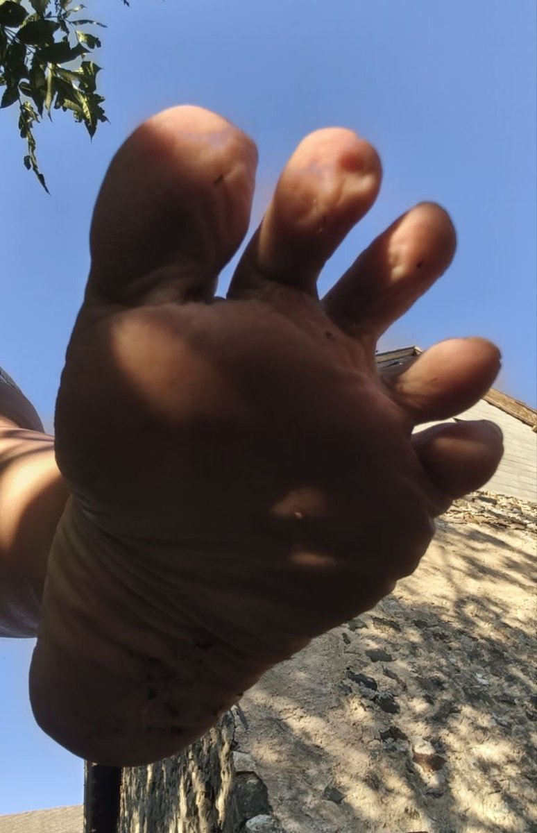 LinaHiddenSteps's tweet photo. Vous êtes a fond pour les photos naturelles ! C'est super, c'est ce que je préfère aussi ! Allez ! 
A très vite. 
#barefoot #feetpic #linahiddensteps https://t.co/GzcxEe9Lnm