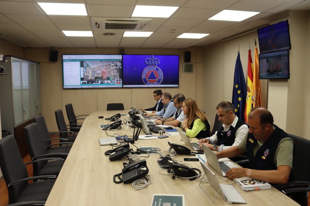 proteccioncivil's tweet photo. ⚫ Reunión DDGG Eclipse 
📅 11/08/26
📍 CENEM

Bajo la dirección de la secretaria general, @VirBarcones se ha coordinado con las directoras y directores generales de Protección Civil y Emergencias de todas las comunidades autónomas para continuar el seguimiento conjunto del dispositivo previsto 🌐

En la reunión han participado también representantes de @AEMET_Esp, del gestor de navegación aérea en nuestro país @ENAIRE, del Gabinete de Coordinación y Estudios de la Secretaría de Estado de Seguridad del @interiorgob y de @SEtelecoGob.

Ante un evento excepcional, la anticipación es clave🎯

Todas las administraciones y organismos implicados seguimos coordinados para garantizar la seguridad y minimizar cualquier posible riesgo asociado ⚠️🛡️