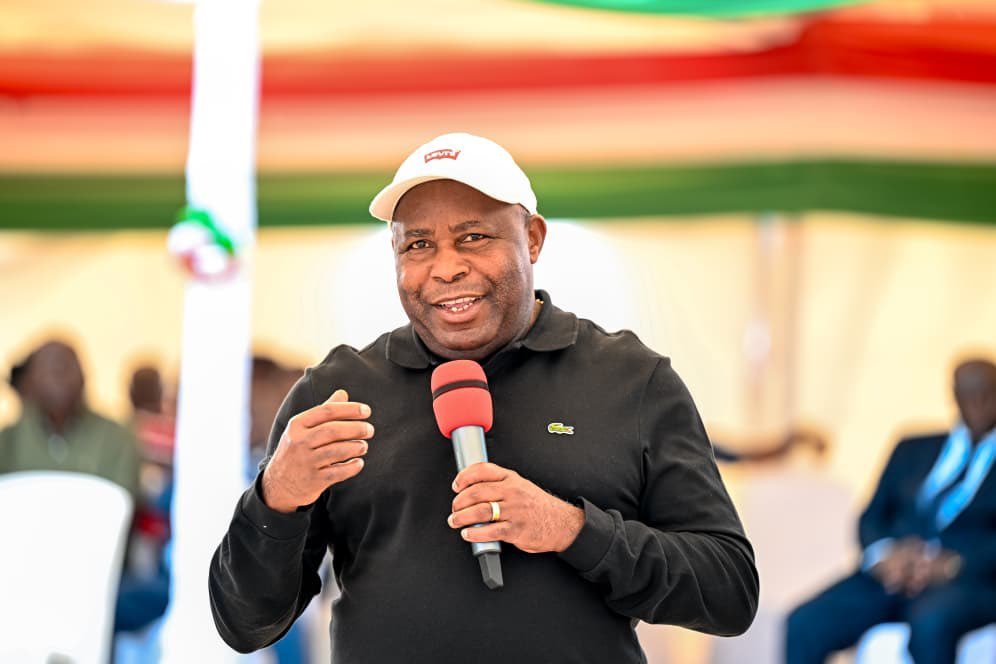 KwaNtare's tweet photo. Umukuru w'igihugu c'U #Burundi Nyenicubahiro @GeneralNeva, yuguruye icese amabombo rusangi y'amazi meza 180 yakozwe n'ishirahamwe Amazi Water ku nyungu z'abenegihugu bo mw'itenga na Rubirizi mu ntara ya @Bujaprov2025.
Mw'ijambo yashikirije, Nyenicubahiro #Ndayishimiye yashimiye iryo shirahamwe ririko rishira mu ngiro umugambi w'imbonakazoza y'Uburundi 2040-2060.
Yibukije kandi yuko mu mugambi wa Reta y'Uburundi harimwo gukwiragiza amazi meza mu mitumba yose y'igihugu mu gihe kitarenga umwaka w'2030, kugira ya ndoto ya Nyenicubahiro Evariste Ndayishimiye yo kuronsa amazi meza Abarundi bose izoranguke.