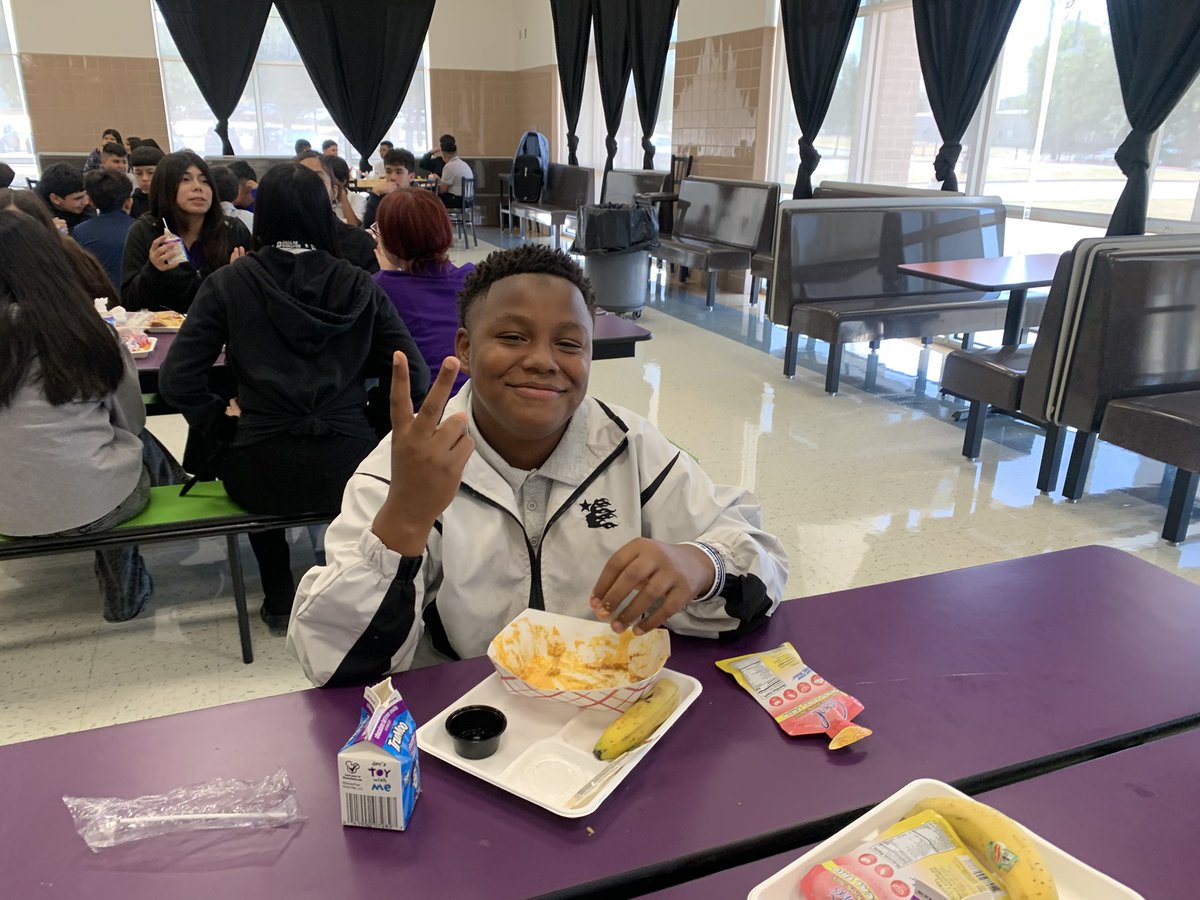 MedranoJrHigh's tweet photo. First day of school + a delicious lunch = happy students! #MedranoJrHigh students were all smiles at lunchtime today. Nothing like good food and great friends to kick off an awesome school year! @SoniaLoskot https://t.co/Fn1fkW2bLw