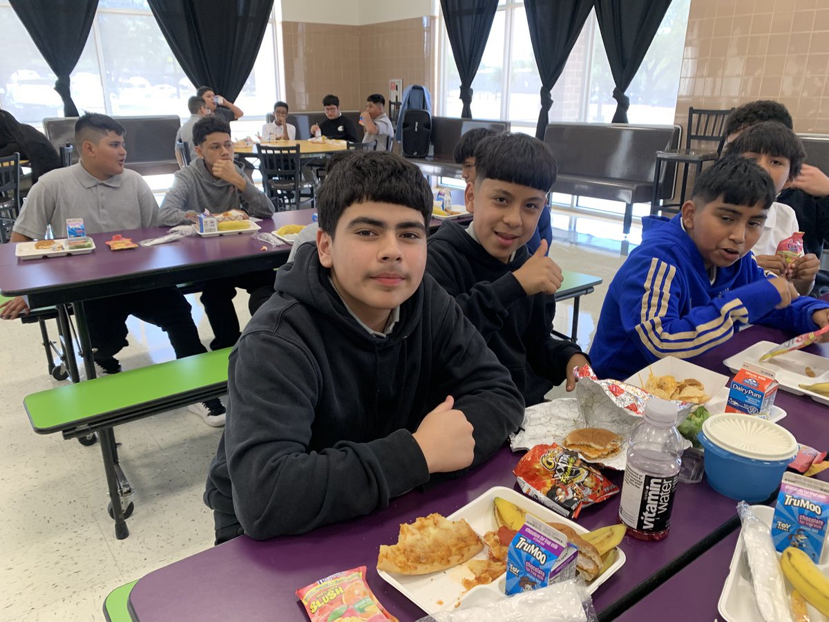 MedranoJrHigh's tweet photo. First day of school + a delicious lunch = happy students! #MedranoJrHigh students were all smiles at lunchtime today. Nothing like good food and great friends to kick off an awesome school year! @SoniaLoskot https://t.co/Fn1fkW2bLw