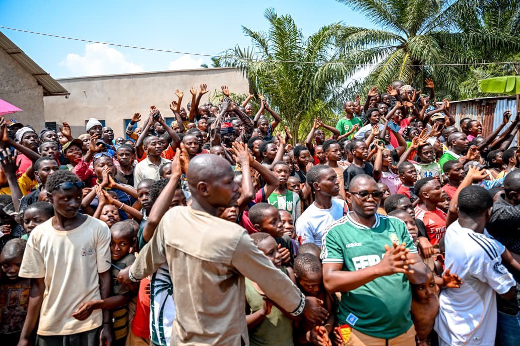 KwaNtare's tweet photo. Umukuru w'igihugu c'U #Burundi Nyenicubahiro @GeneralNeva, yuguruye icese amabombo rusangi y'amazi meza 180 yakozwe n'ishirahamwe Amazi Water ku nyungu z'abenegihugu bo mw'itenga na Rubirizi mu ntara ya @Bujaprov2025.
Mw'ijambo yashikirije, Nyenicubahiro #Ndayishimiye yashimiye iryo shirahamwe ririko rishira mu ngiro umugambi w'imbonakazoza y'Uburundi 2040-2060.
Yibukije kandi yuko mu mugambi wa Reta y'Uburundi harimwo gukwiragiza amazi meza mu mitumba yose y'igihugu mu gihe kitarenga umwaka w'2030, kugira ya ndoto ya Nyenicubahiro Evariste Ndayishimiye yo kuronsa amazi meza Abarundi bose izoranguke.