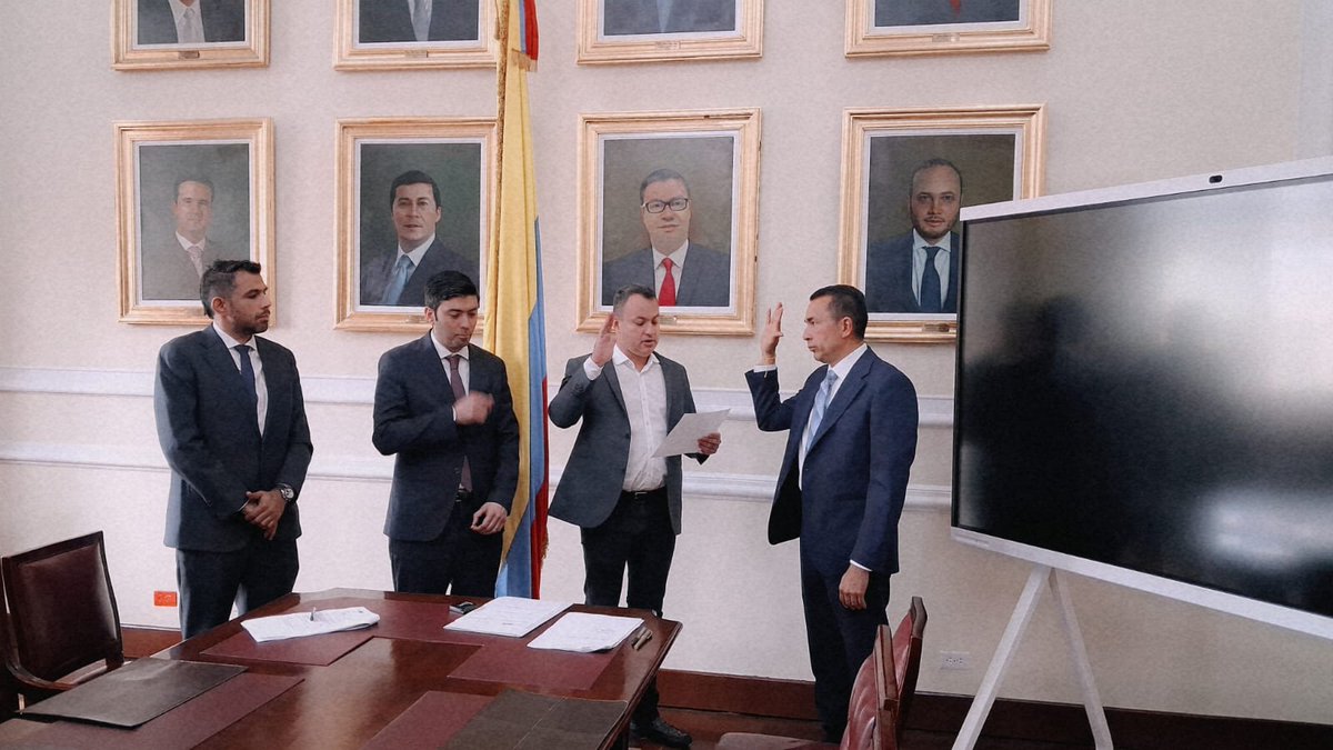 CamaraColombia's tweet photo. #CámaraInforma | Desde la @CamaraColombia informamos que @ROBINCASTILLO es el nuevo jefe de prensa de la Oficina de Información y Prensa de esta Corporación. A él una calurosa bienvenida. https://t.co/d7IDIrVNvp