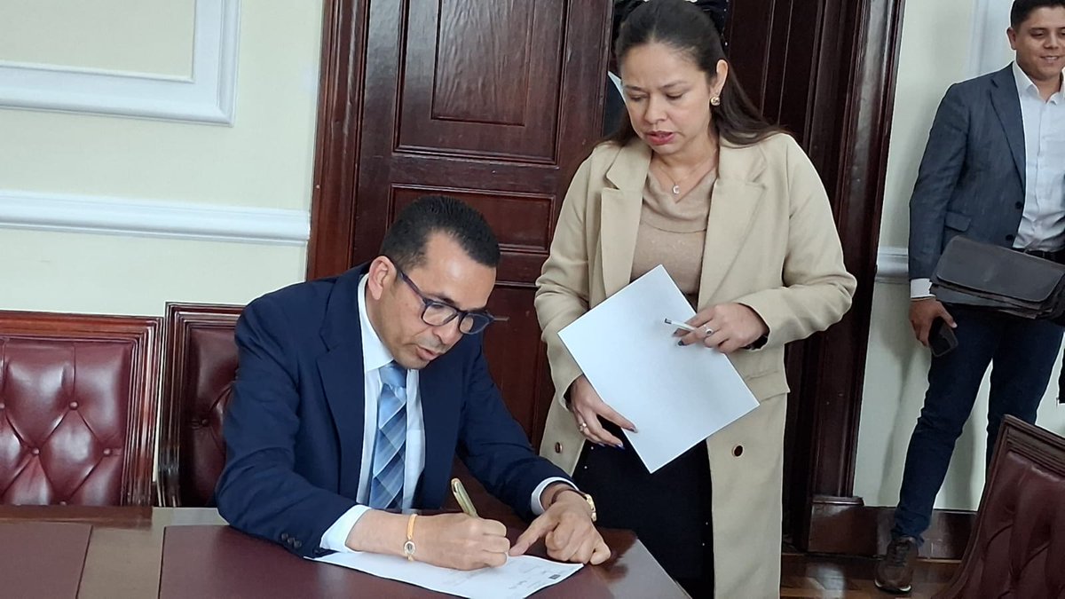 CamaraColombia's tweet photo. #CámaraInforma | Desde la @CamaraColombia informamos que @ROBINCASTILLO es el nuevo jefe de prensa de la Oficina de Información y Prensa de esta Corporación. A él una calurosa bienvenida. https://t.co/d7IDIrVNvp