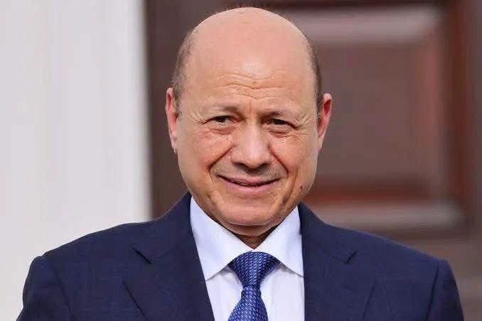 AhmedAliRafiq's tweet photo. رشادالعليمي لم يتحرر بعد من عقلية الموظف إلى عقلية القائد، الموظف ينتظر التمكين، أما القائد فيصنعه.
#اليمن ##Yemen #IranWar #Saudia #USA
@PresidentRashad https://t.co/DxYjg6Woxo