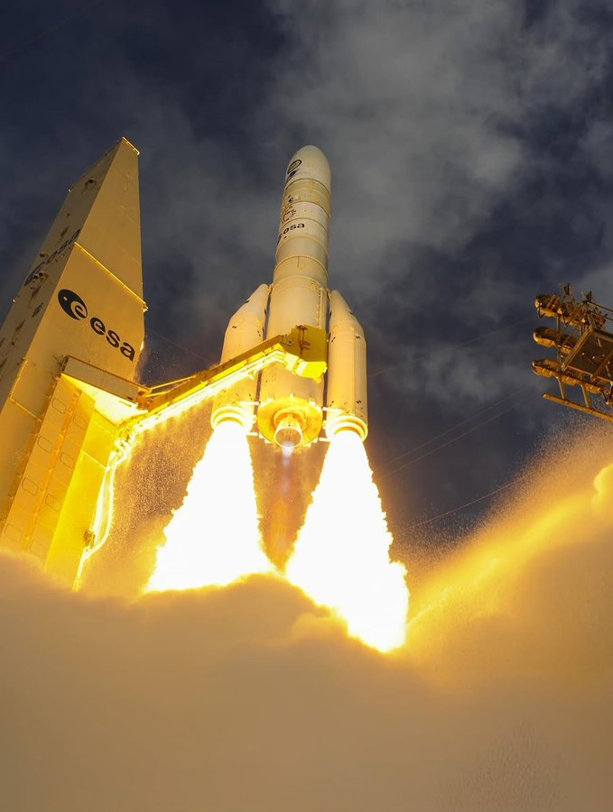 CosmosEuropa's tweet photo. 🚀 Ariane 6 is Europe's next-generation heavy-lift rocket, developed by ESA and led by ArianeGroup.

Designed to replace Ariane 5, Ariane 6 is built to provide Europe with independent access to space, allowing it to launch satellites, scientific missions, and spacecraft without relying on foreign launch providers.

Europe's next chapter in spaceflight has begun. 🇪🇺🚀