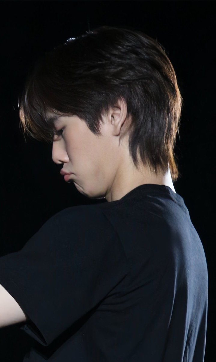 buzunkalbii's tweet photo. phu and his lips habit😭🫠 https://t.co/bdSNHwKgVT