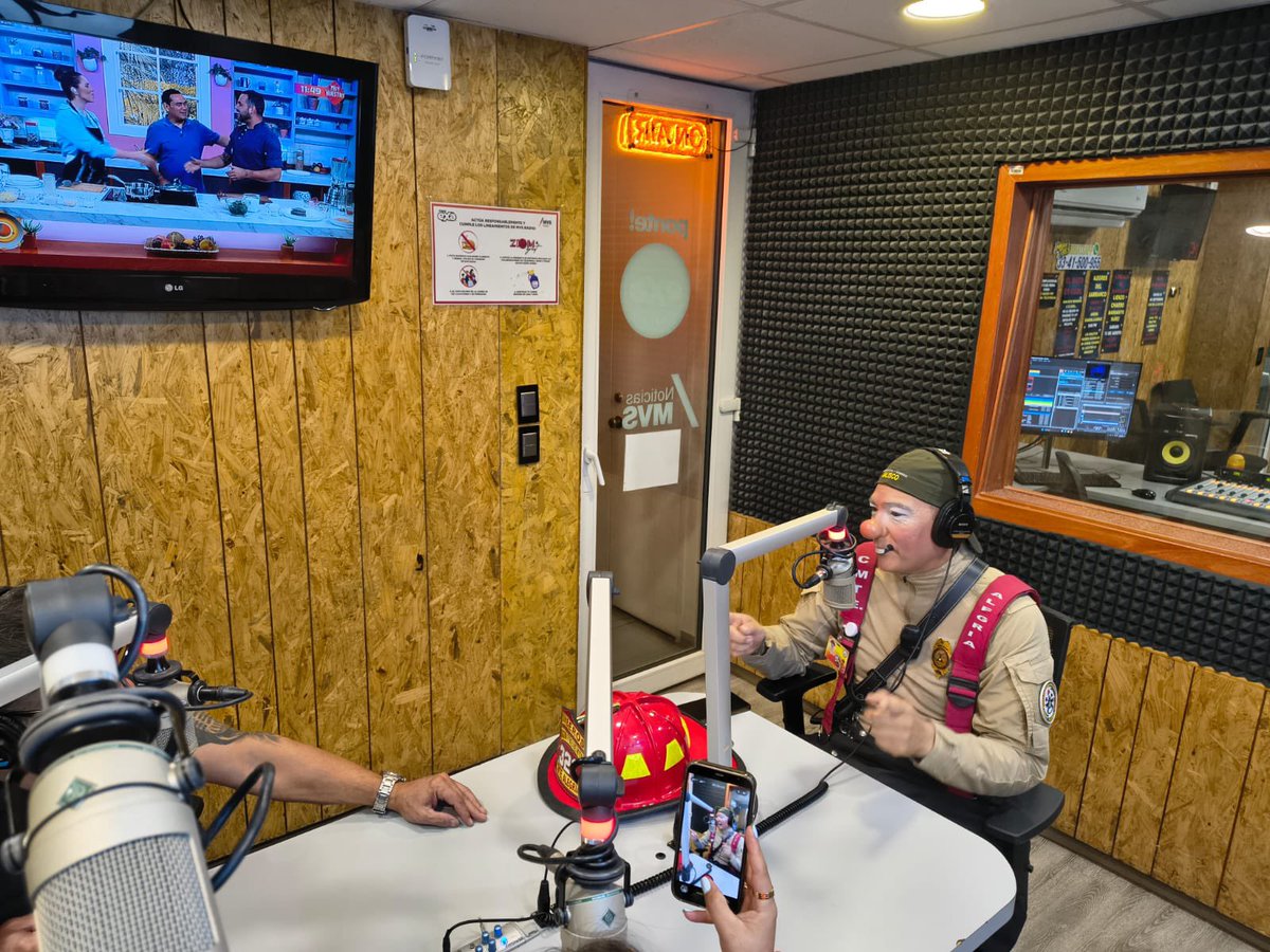 PCJalisco's tweet photo. El #ComandanteAlegría está en vivo en @ExaFM con La Garra, hablando sobre accidentes en el hogar y medidas preventivas.👨🏻‍🚒

Escúchalo en el 101.1 FM y vía internet 📻 https://t.co/sQWRziw2UL