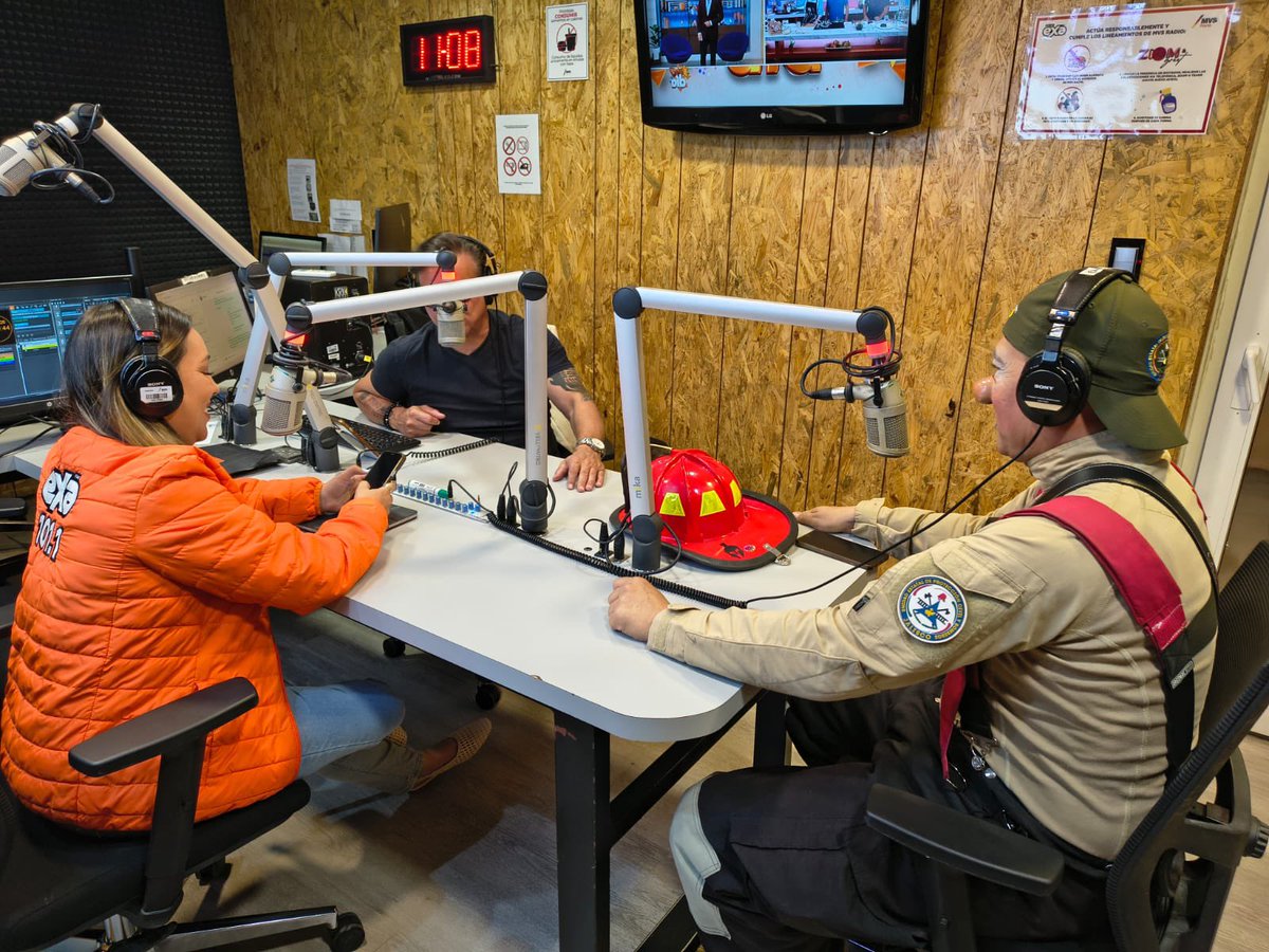 PCJalisco's tweet photo. El #ComandanteAlegría está en vivo en @ExaFM con La Garra, hablando sobre accidentes en el hogar y medidas preventivas.👨🏻‍🚒

Escúchalo en el 101.1 FM y vía internet 📻 https://t.co/sQWRziw2UL