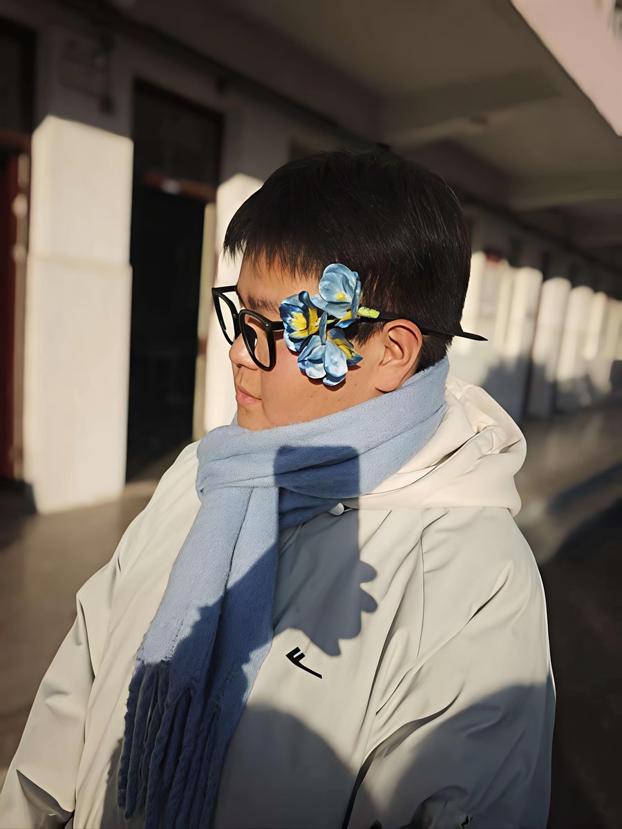 Simabibm's tweet photo. 鲜花赠予美人 #熊 #猪  #胖胖 https://t.co/i7ojIq4lMN