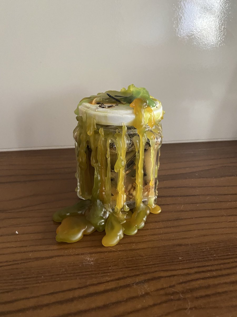 cintyyclara's tweet photo. invistam em jar! Money jar, honey jar, qlqr jar da preferência de vocês! É um trabalho babado demais. O meu se encontra nesse estado aqui, é um money jar e depois que eu fiz ele minha vida financeira decolou demais https://t.co/NEHUNYqMC7