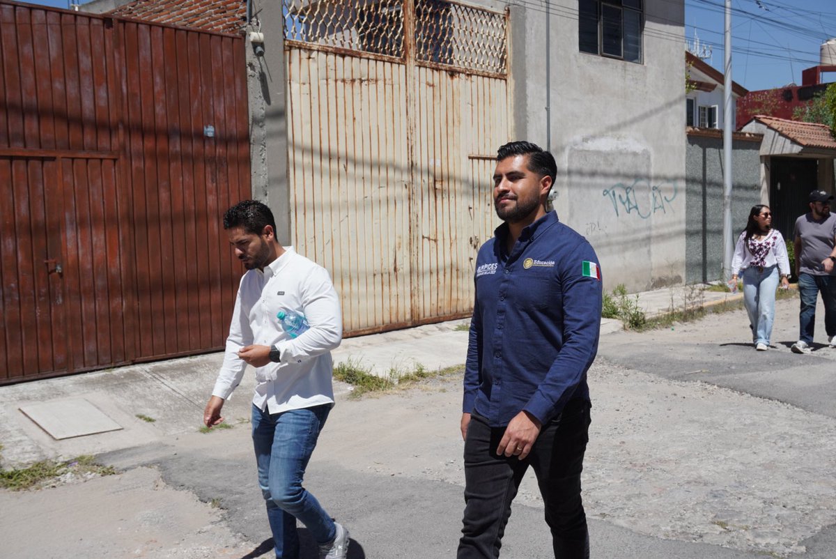 euripidesf's tweet photo. Hace unas semanas estuvimos en la Unidad Magisterial México 68 de la Cuatro Veces Heroica #PuebladeZaragoza. 

Como lo ha mandatado la Presidenta @Claudiashein, escuchamos a la gente y construimos todas y todos juntos el camino rumbo a la regularización de la vida digital. 💪💪💪 https://t.co/dqSwgXn7aE