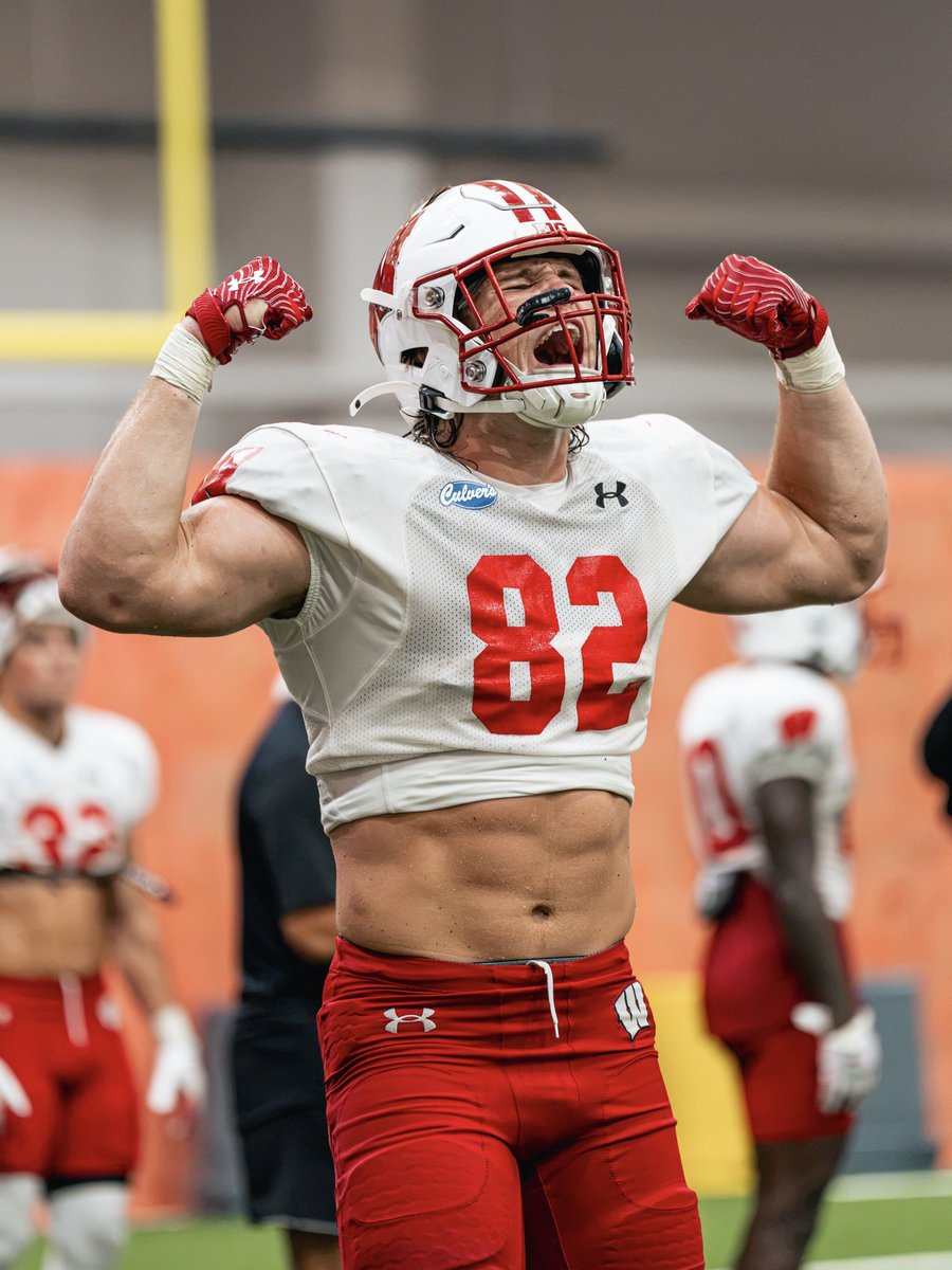 BadgerFootball's tweet photo. Getting after it 💪 https://t.co/USBenIhsjc