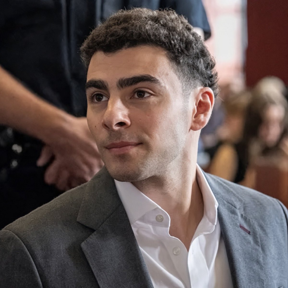 ProudSocialist's tweet photo. New photo of 𝐋𝐮𝐢𝐠𝐢 𝐌𝐚𝐧𝐠𝐢𝐨𝐧𝐞 from today’s final pre-trial hearing. Jury selection starts September 8th. Good luck finding a jury of 12 to convict him. From the cops illegally searching him, to the likelihood that they planted the gun (the cops didn’t find a gun on the initial illegal search at McDonalds, it wasn’t “found” until they got back to the police station) to the public’s fury at our murderous for-profit insurance system, I’ve always maintained that there’s no way all 12 jurors will convict Luigi.