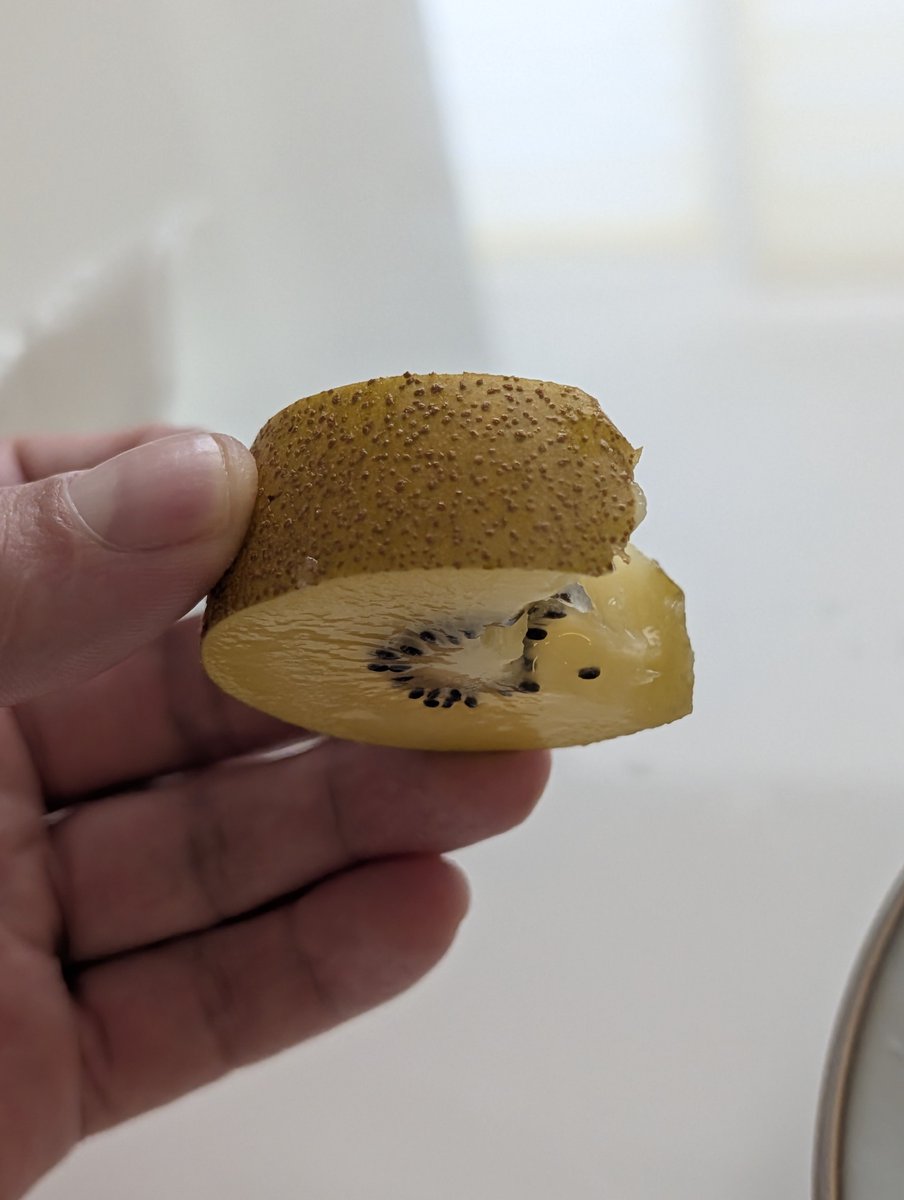 areokira's tweet photo. tip: you can eat kiwi with the skin https://t.co/sLrVpp53dn