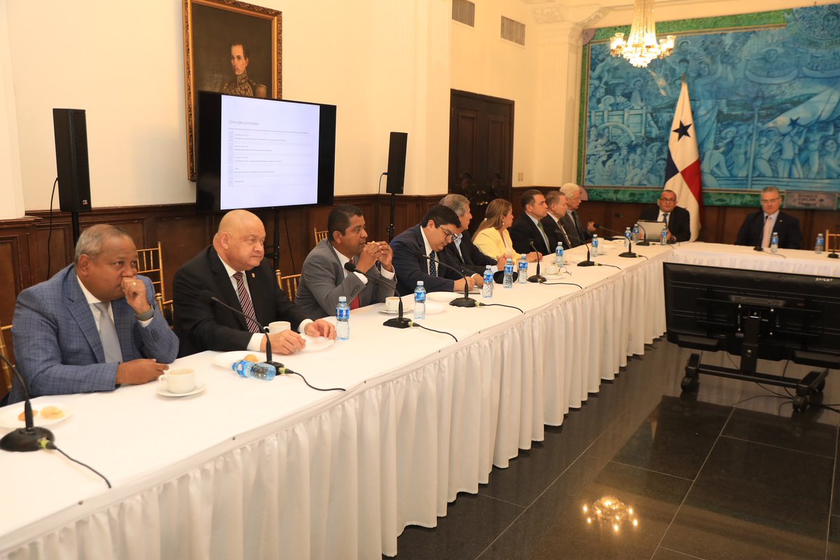 as_salazar's tweet photo. Ministro Orillac lidera reunión con diputados para explicar paquete de reformas a la Ley 6 de Energía

El ministro de la Presidencia, @JuanCOrillac encabezó una reunión con diputados de diversas bancadas de la Asamblea Nacional (AN). 

Durante el encuentro, los diputados escucharon una detallada exposición sobre el paquete de reformas que el Ejecutivo presentará próximamente al Órgano Legislativo. Estas modificaciones tienen como fin corregir distorsiones en el mercado eléctrico, fortalecer el marco regulatorio del servicio y asegurar su adecuada prestación en beneficio de la ciudadanía.
Este encuentro, realizado en el Salón Paz del Palacio de Las Garzas, se dio en el marco de la reciente aprobación en Consejo de Gabinete de la Resolución No. 83-26 que autoriza al ministro de la Presidencia a presentar ante la Asamblea Nacional el proyecto de ley “que modifica y adiciona artículos al Texto Único de la Ley 6 de 3 de febrero de 1997 y dicta otras disposiciones”.

“Queremos presentarles las modificaciones a la ley que regula el sector eléctrico panameño, un proyecto preparado por el Ejecutivo que busca contar con el aval de ustedes. Queremos que se les explique en detalle, que puedan indagar y hacer las observaciones que tengan a bien”, expresó el ministro al dar la bienvenida a los diputados. Asimismo, destacó la importancia del tema energético para el gobierno del presidente José Raúl Mulino, enfocado fundamentalmente en el beneficio de los panameños.

En la reunión, el ministro Orillac estuvo acompañado por el asesor presidencial Jorge Ricardo Fábrega; Zelmar Rodríguez Crespo, administradora de la Autoridad Nacional de los Servicios Públicos (ASEP); y Rodrigo Rodríguez Jaramillo, secretario Nacional de Energía (SNE), quien hizo la presentación sobre el paquete de reformas que contiene 19 artículos existentes modificados, 4 artículos nuevos en la Ley 6 y 2 artículos modificados en la Ley 26 de 29 de enero de 1996 de la ASEP.

“Este proyecto de ley aborda aspectos muy específicos que consideramos necesario atender para beneficiar de forma directa a los usuarios y consumidores”, subrayó Rodríguez Jaramillo, quien además resaltó que las reformas son fruto de dos años de trabajo conjunto.

El proyecto de reformas a la ley sigue la línea trazada por el mandatario Mulino para dar respuesta a las reiteradas quejas sobre la calidad del suministro eléctrico. Entre los principales problemas figuran las frecuentes fluctuaciones de voltaje, las interrupciones del servicio, los daños a electrodomésticos y las deficiencias en los mecanismos de atención, compensación e indemnización al cliente.
En el encuentro también se destacó que el proyecto, el cual regirá para los próximos contratos, incorpora disposiciones orientadas a garantizar mayor transparencia en la información suministrada a los clientes y plazos definidos para la atención de reclamos. 

Asimismo, contempla el reconocimiento de créditos por incumplimiento de las normas de calidad por parte de las empresas distribuidoras —conforme a la reglamentación vigente— y herramientas que permiten una supervisión más efectiva por parte de la autoridad reguladora.

La iniciativa contempla elevar los montos de sanciones a las empresas eléctricas. Los prestadores del servicio de energía eléctrica podrán ser multados hasta por B/.20 millones por infracciones a la Ley o a los contratos de concesión. Las medidas procuran equilibrar la relación entre prestadores y usuarios, fortaleciendo la protección del consumidor dentro del sector eléctrico. En tanto, para asegurar la continuidad en la prestación de los servicios, el proyecto propone que la ASEP pueda intervenir a los prestadores del servicio público de electricidad, durante el tiempo que le tome corregir una falta, o mientras se rescinda o se dé la resolución administrativa del contrato o la terminación de la licencia correspondiente.

La delegación de diputados la encabezó la presidenta de la AN, Shirley Castañedas.
@AsepPanama 
@asambleapa