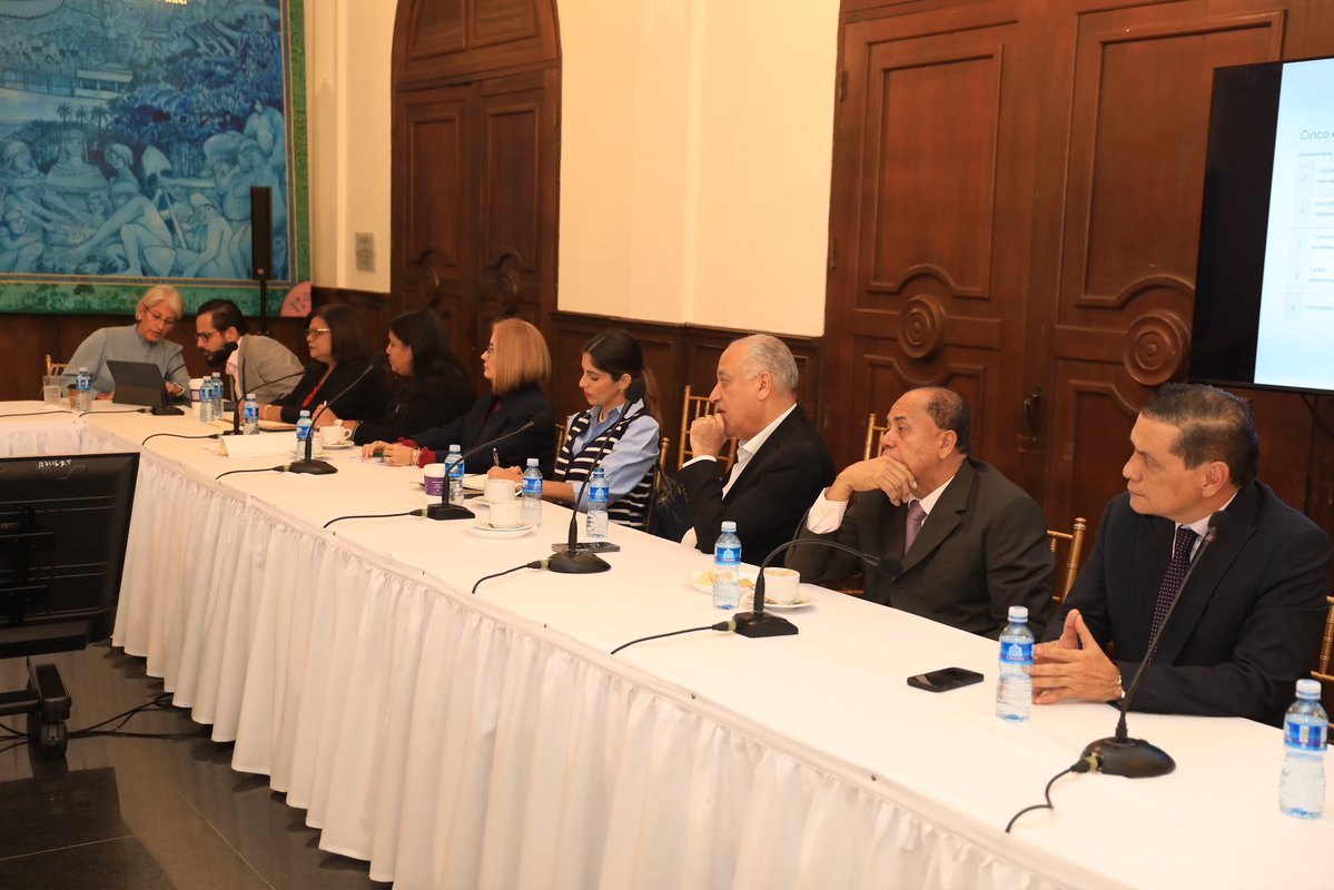 as_salazar's tweet photo. Ministro Orillac lidera reunión con diputados para explicar paquete de reformas a la Ley 6 de Energía

El ministro de la Presidencia, @JuanCOrillac encabezó una reunión con diputados de diversas bancadas de la Asamblea Nacional (AN). 

Durante el encuentro, los diputados escucharon una detallada exposición sobre el paquete de reformas que el Ejecutivo presentará próximamente al Órgano Legislativo. Estas modificaciones tienen como fin corregir distorsiones en el mercado eléctrico, fortalecer el marco regulatorio del servicio y asegurar su adecuada prestación en beneficio de la ciudadanía.
Este encuentro, realizado en el Salón Paz del Palacio de Las Garzas, se dio en el marco de la reciente aprobación en Consejo de Gabinete de la Resolución No. 83-26 que autoriza al ministro de la Presidencia a presentar ante la Asamblea Nacional el proyecto de ley “que modifica y adiciona artículos al Texto Único de la Ley 6 de 3 de febrero de 1997 y dicta otras disposiciones”.

“Queremos presentarles las modificaciones a la ley que regula el sector eléctrico panameño, un proyecto preparado por el Ejecutivo que busca contar con el aval de ustedes. Queremos que se les explique en detalle, que puedan indagar y hacer las observaciones que tengan a bien”, expresó el ministro al dar la bienvenida a los diputados. Asimismo, destacó la importancia del tema energético para el gobierno del presidente José Raúl Mulino, enfocado fundamentalmente en el beneficio de los panameños.

En la reunión, el ministro Orillac estuvo acompañado por el asesor presidencial Jorge Ricardo Fábrega; Zelmar Rodríguez Crespo, administradora de la Autoridad Nacional de los Servicios Públicos (ASEP); y Rodrigo Rodríguez Jaramillo, secretario Nacional de Energía (SNE), quien hizo la presentación sobre el paquete de reformas que contiene 19 artículos existentes modificados, 4 artículos nuevos en la Ley 6 y 2 artículos modificados en la Ley 26 de 29 de enero de 1996 de la ASEP.

“Este proyecto de ley aborda aspectos muy específicos que consideramos necesario atender para beneficiar de forma directa a los usuarios y consumidores”, subrayó Rodríguez Jaramillo, quien además resaltó que las reformas son fruto de dos años de trabajo conjunto.

El proyecto de reformas a la ley sigue la línea trazada por el mandatario Mulino para dar respuesta a las reiteradas quejas sobre la calidad del suministro eléctrico. Entre los principales problemas figuran las frecuentes fluctuaciones de voltaje, las interrupciones del servicio, los daños a electrodomésticos y las deficiencias en los mecanismos de atención, compensación e indemnización al cliente.
En el encuentro también se destacó que el proyecto, el cual regirá para los próximos contratos, incorpora disposiciones orientadas a garantizar mayor transparencia en la información suministrada a los clientes y plazos definidos para la atención de reclamos. 

Asimismo, contempla el reconocimiento de créditos por incumplimiento de las normas de calidad por parte de las empresas distribuidoras —conforme a la reglamentación vigente— y herramientas que permiten una supervisión más efectiva por parte de la autoridad reguladora.

La iniciativa contempla elevar los montos de sanciones a las empresas eléctricas. Los prestadores del servicio de energía eléctrica podrán ser multados hasta por B/.20 millones por infracciones a la Ley o a los contratos de concesión. Las medidas procuran equilibrar la relación entre prestadores y usuarios, fortaleciendo la protección del consumidor dentro del sector eléctrico. En tanto, para asegurar la continuidad en la prestación de los servicios, el proyecto propone que la ASEP pueda intervenir a los prestadores del servicio público de electricidad, durante el tiempo que le tome corregir una falta, o mientras se rescinda o se dé la resolución administrativa del contrato o la terminación de la licencia correspondiente.

La delegación de diputados la encabezó la presidenta de la AN, Shirley Castañedas.
@AsepPanama 
@asambleapa