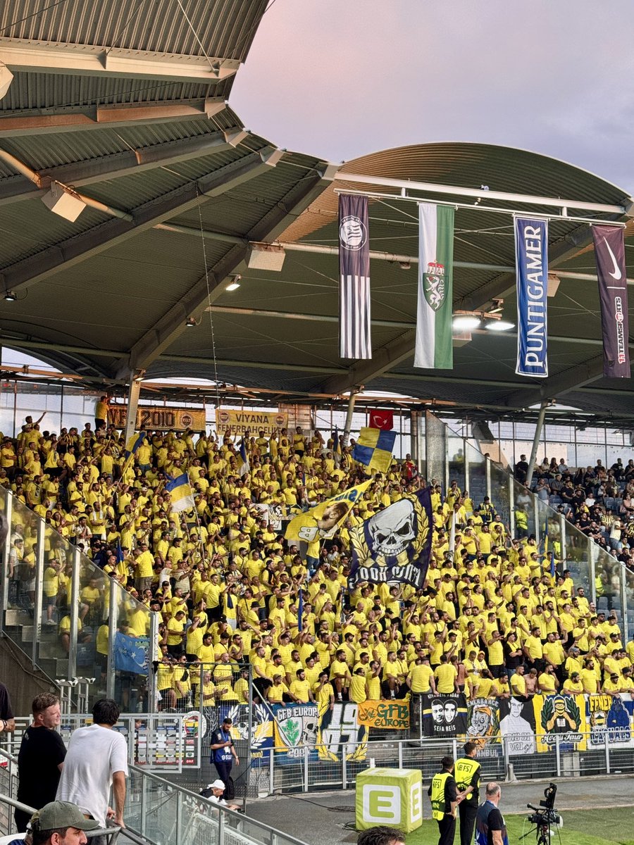 AdemKoz's tweet photo. Avrupa’da Fenerbahçe tribünü… 💛💙
Her zaman hazır, her zaman organize!
Sarı tişörtlerle tribünde tam bir bütünlük. #FenerinMaçıVar #STUvFB #UCL https://t.co/qFUq6aKmG4